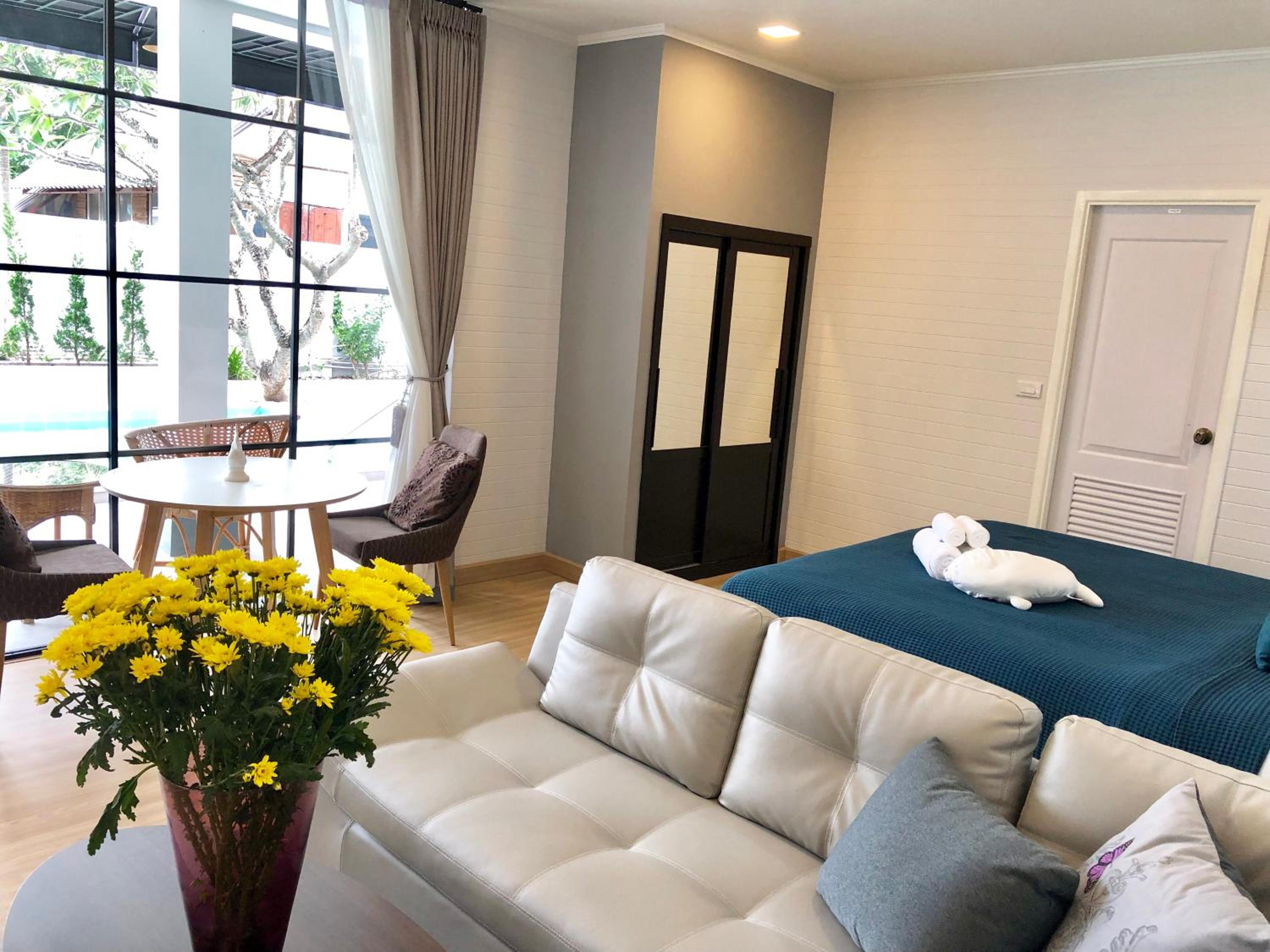 Honeymoon Suite - Photo 4