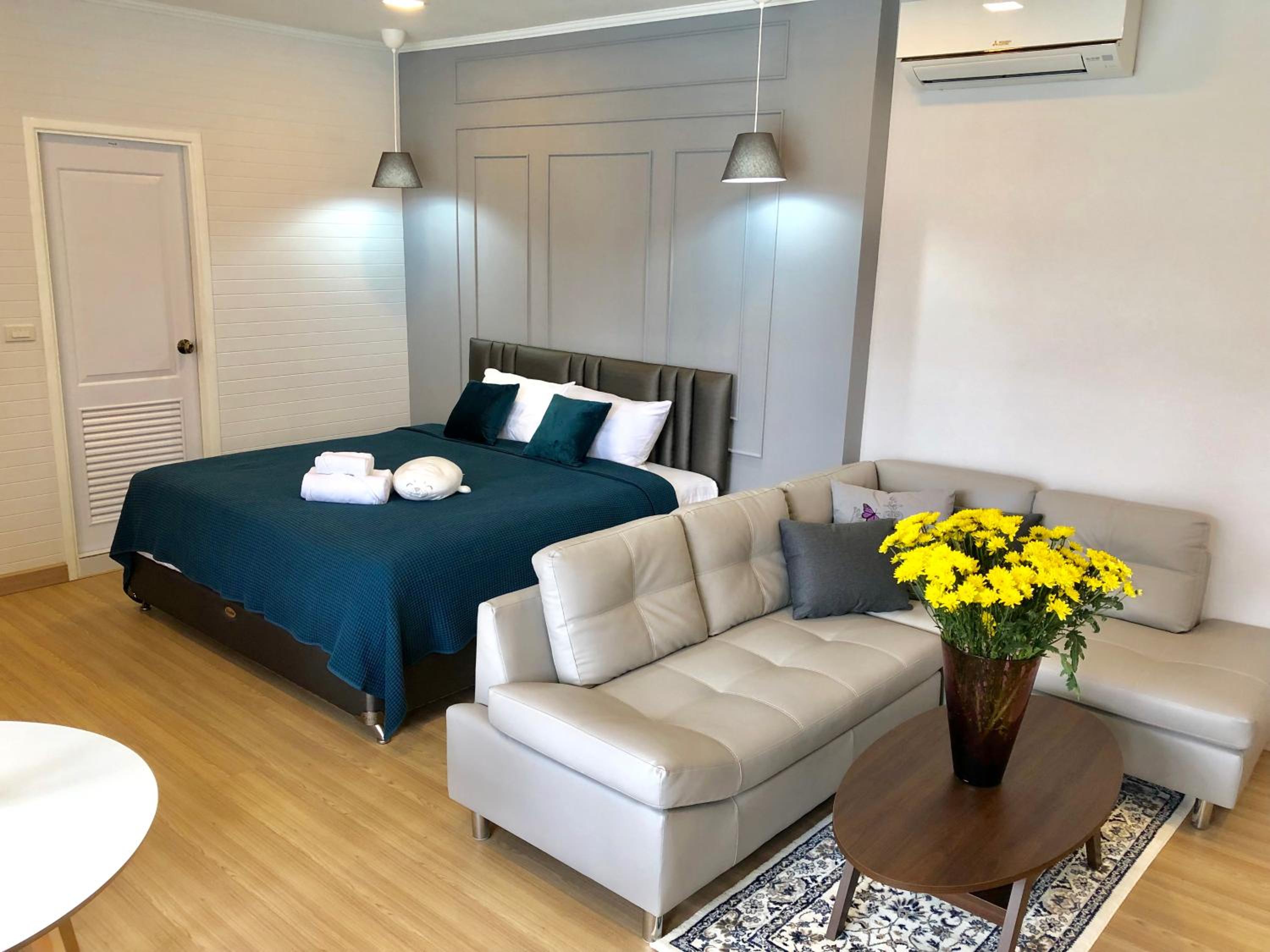 Honeymoon Suite - Photo 3
