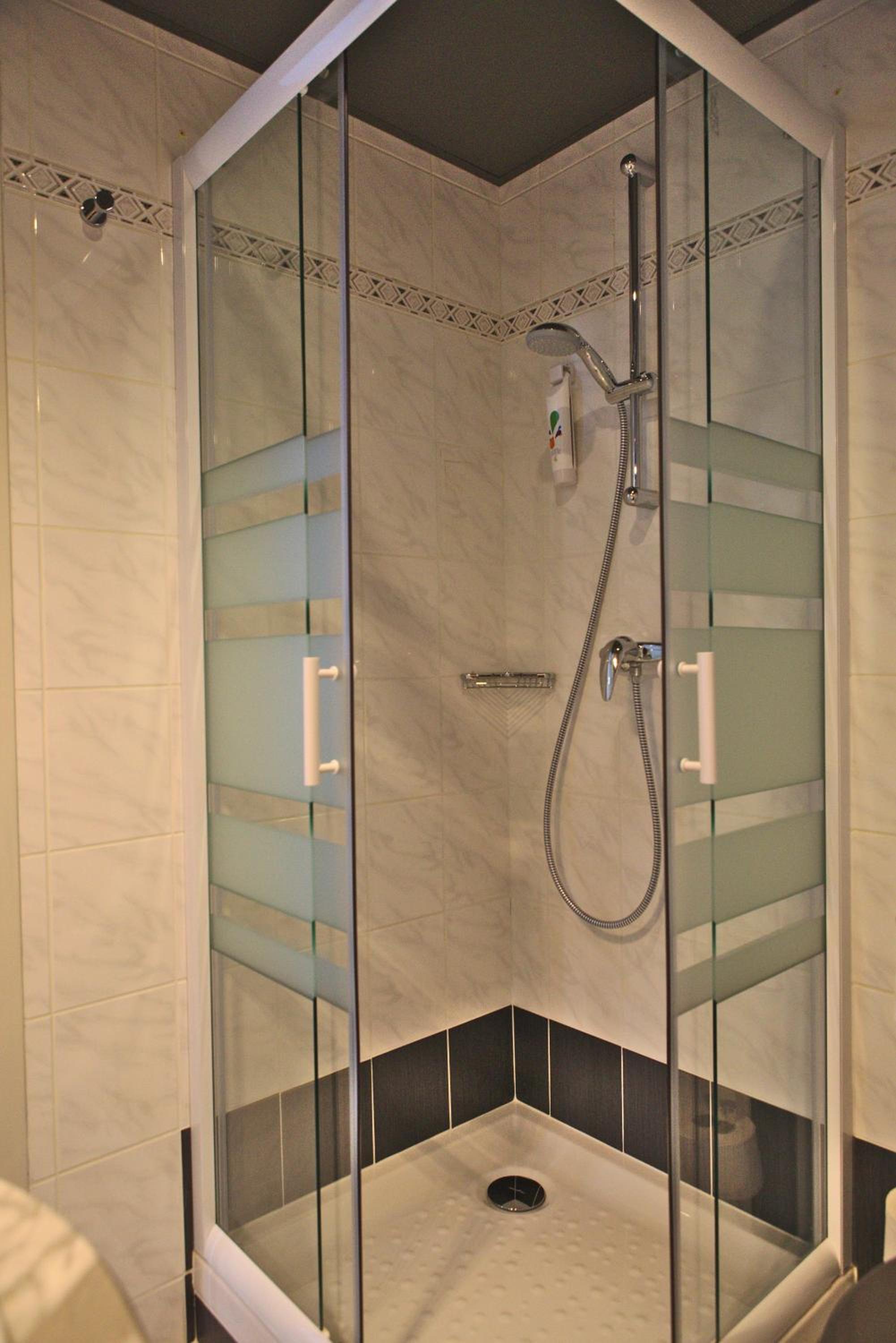 Standard Twin Room - Photo 5