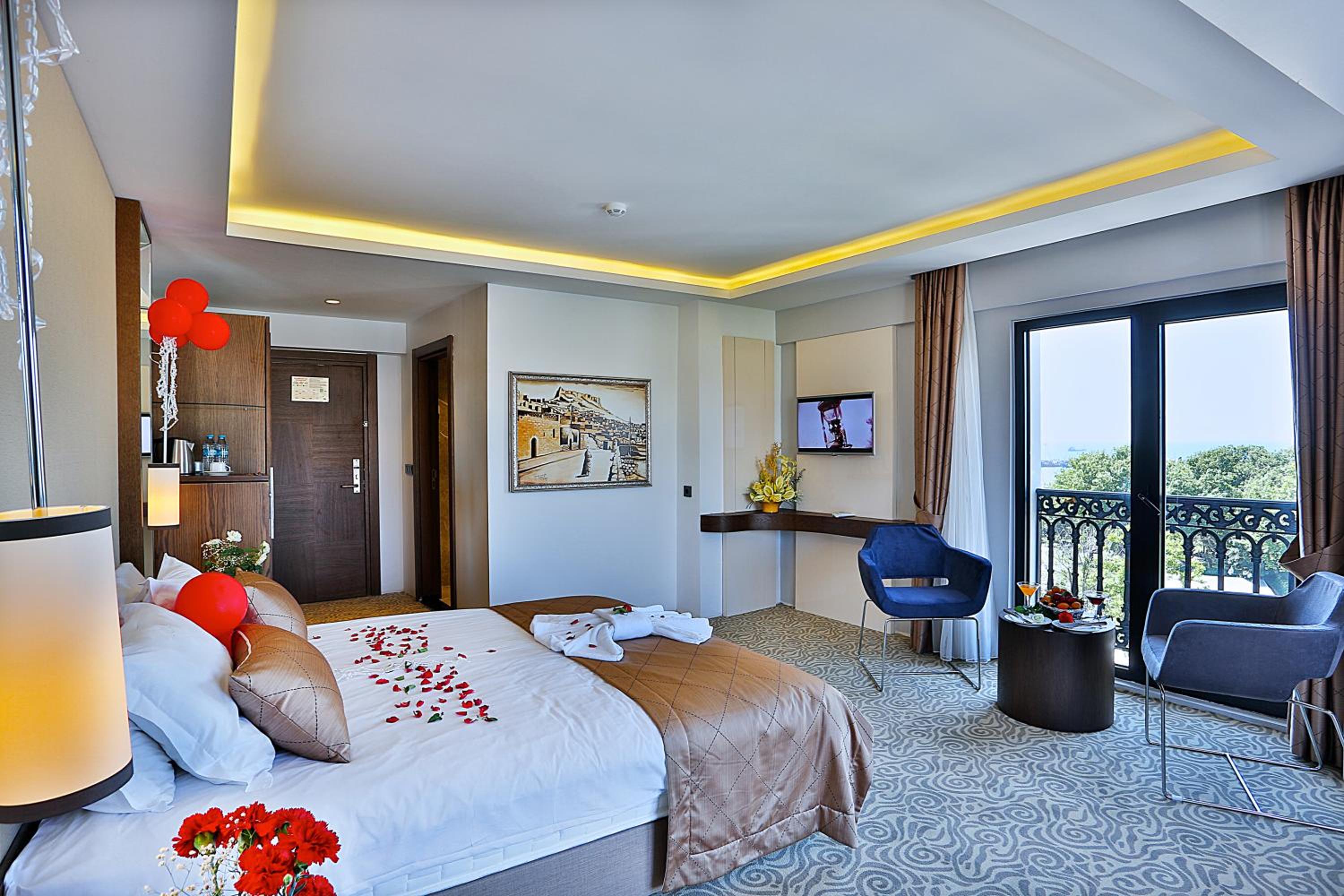 Honeymoon Suite thumbnail 6