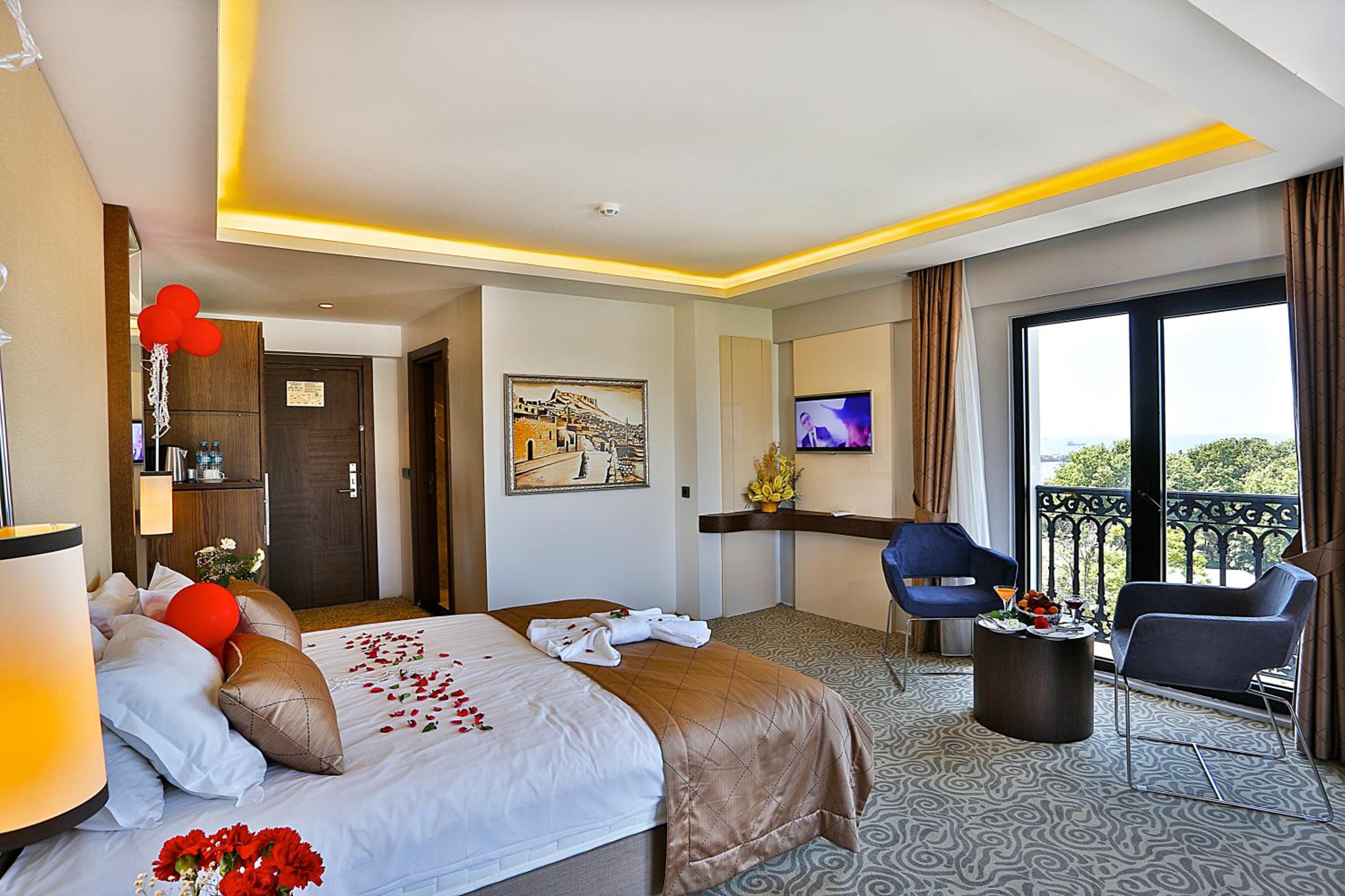 Honeymoon Suite thumbnail 5