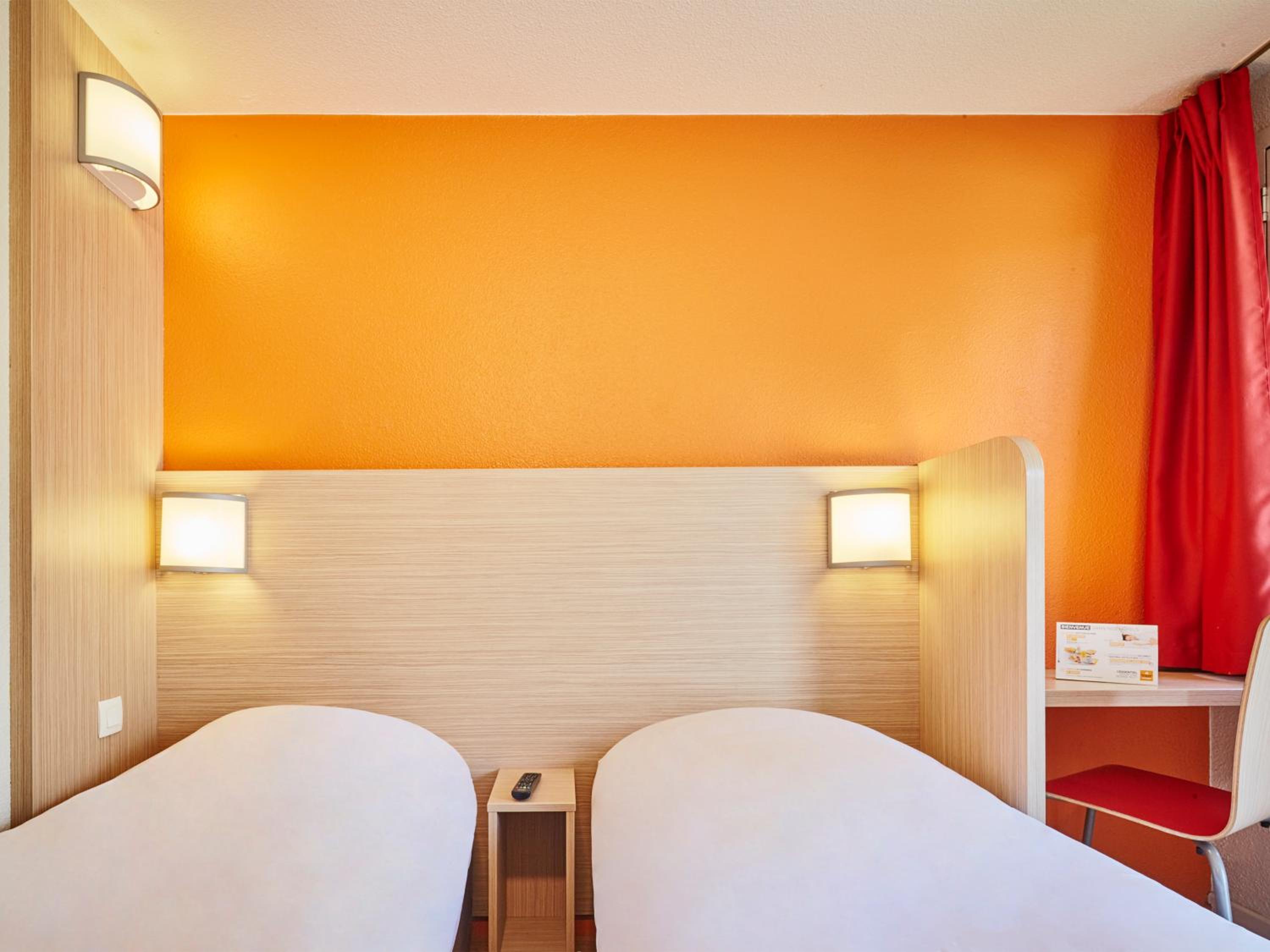 Double Room with 2 Single Beds - Photo 1