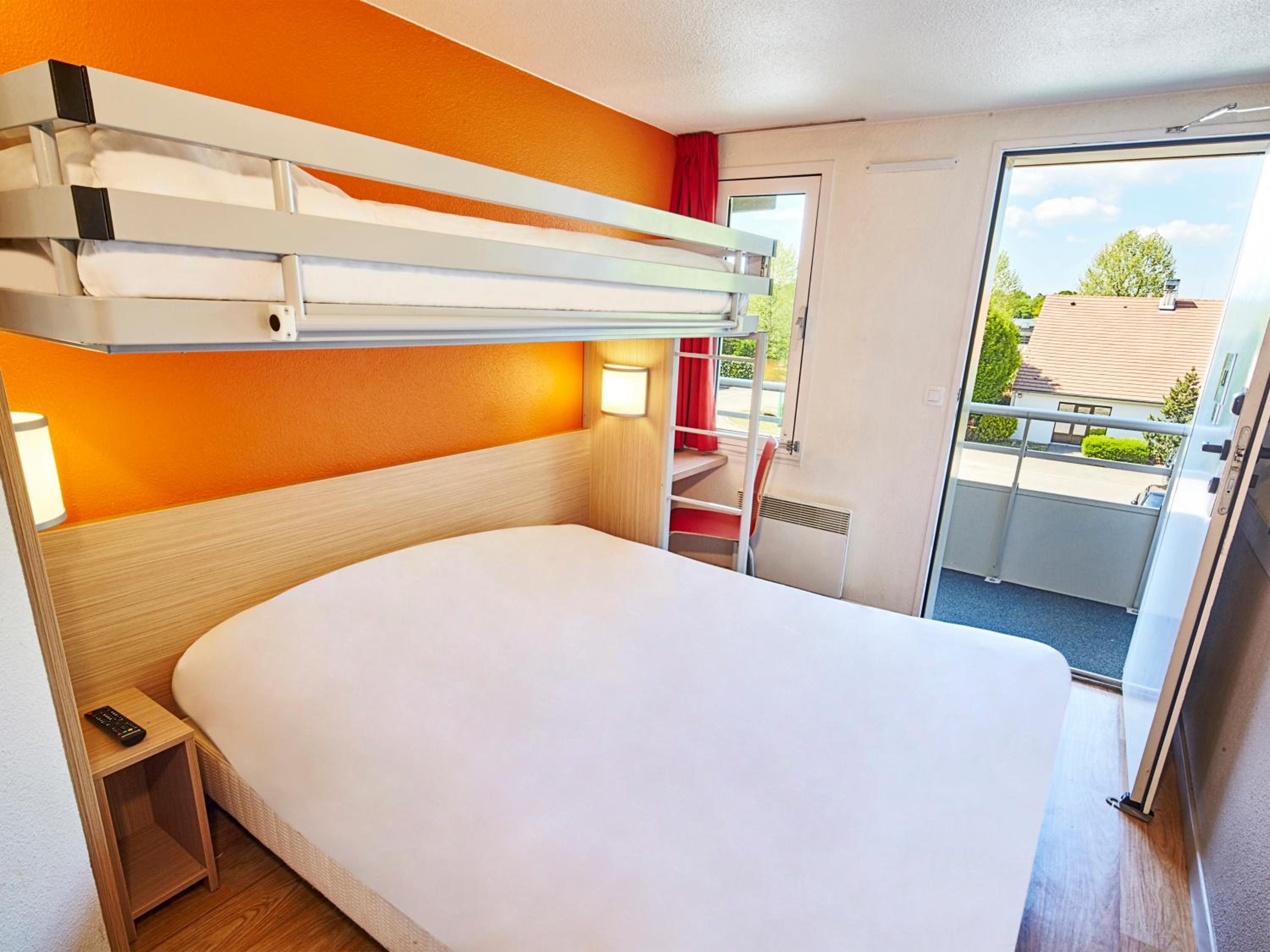 Triple Room (1 Double Bed + 1 Single Bed) photo 1
