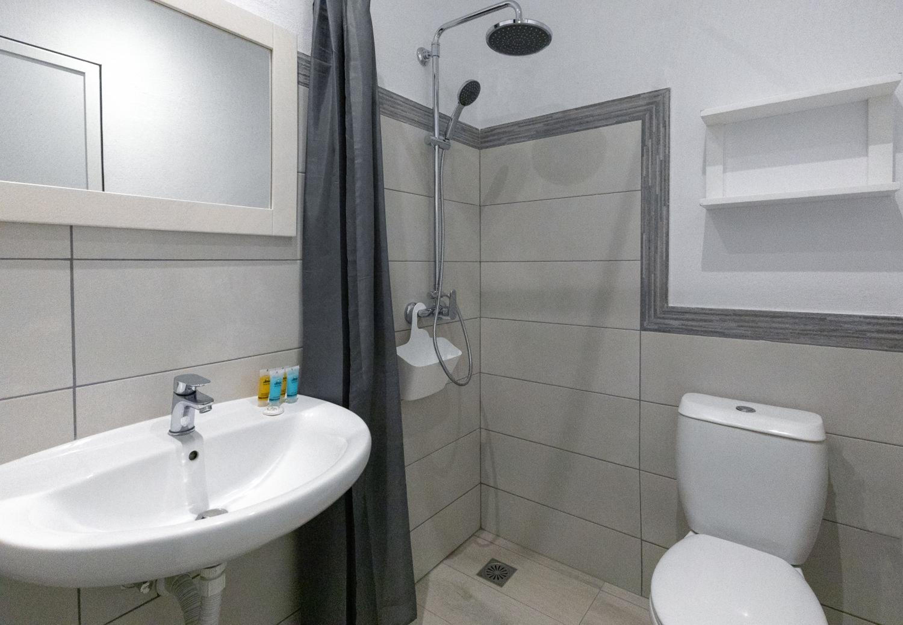 Double or Twin Room - Photo 6