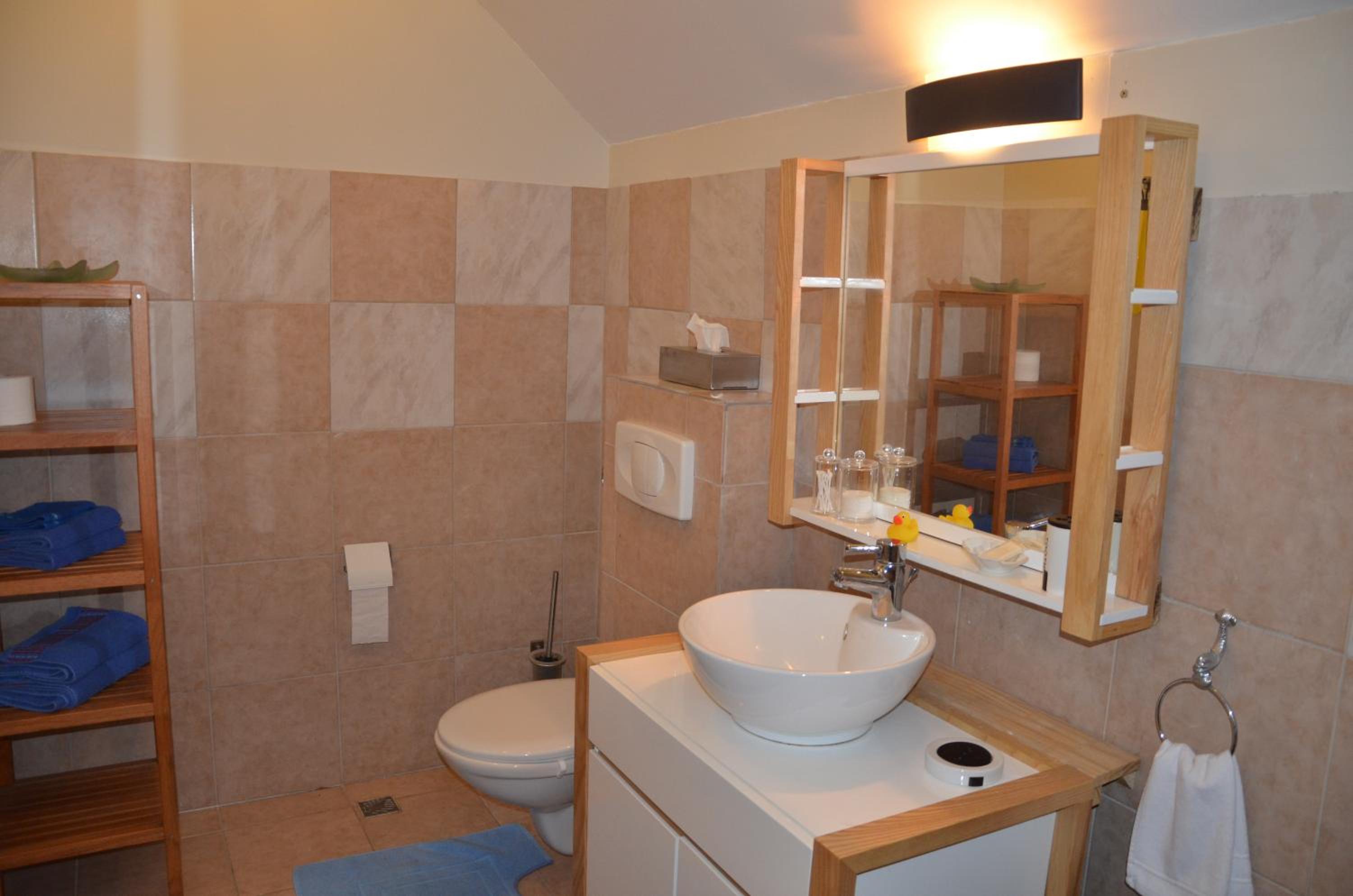 Two-Bedroom House - Photo 2