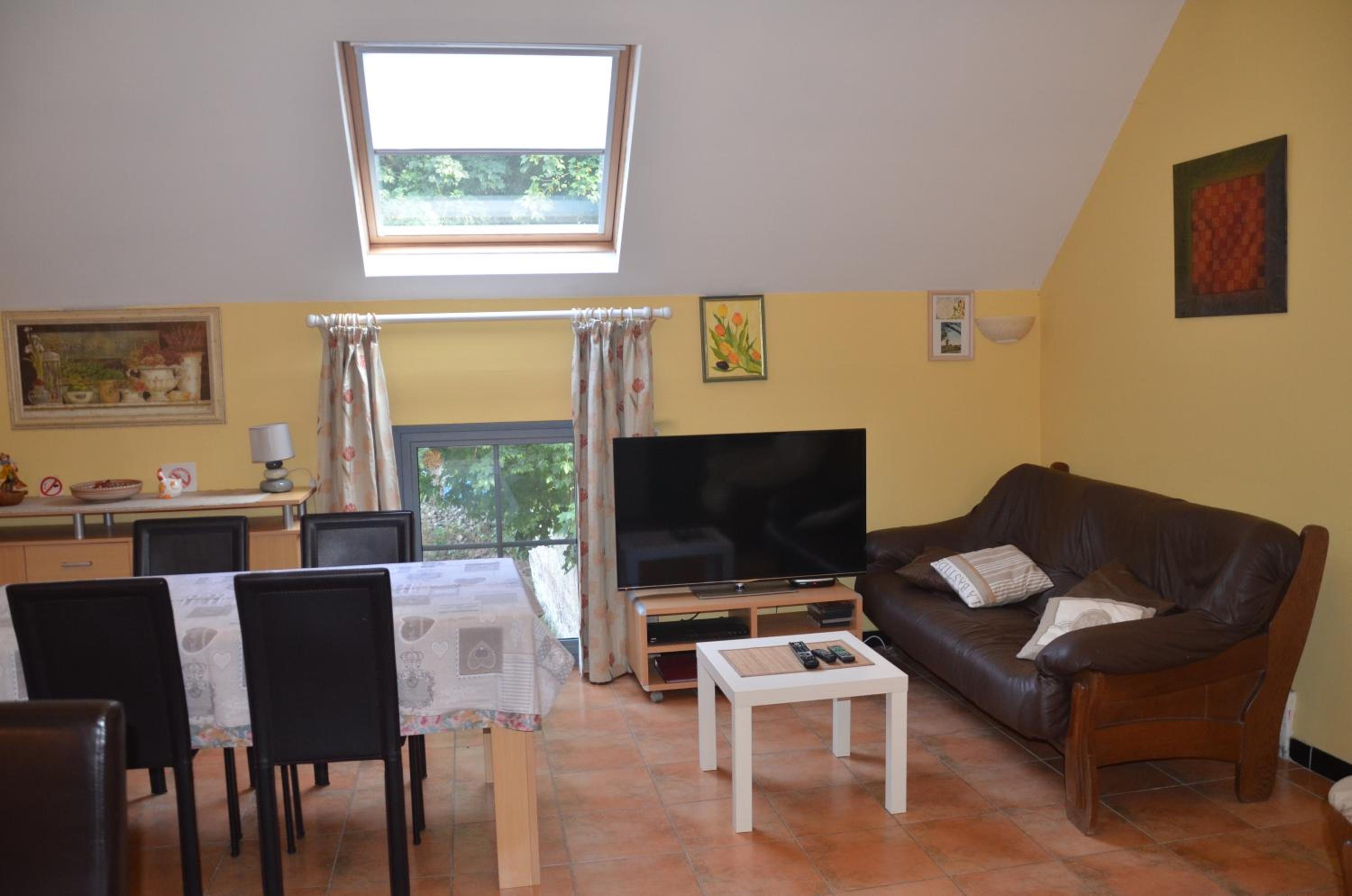 Two-Bedroom House - Photo 4