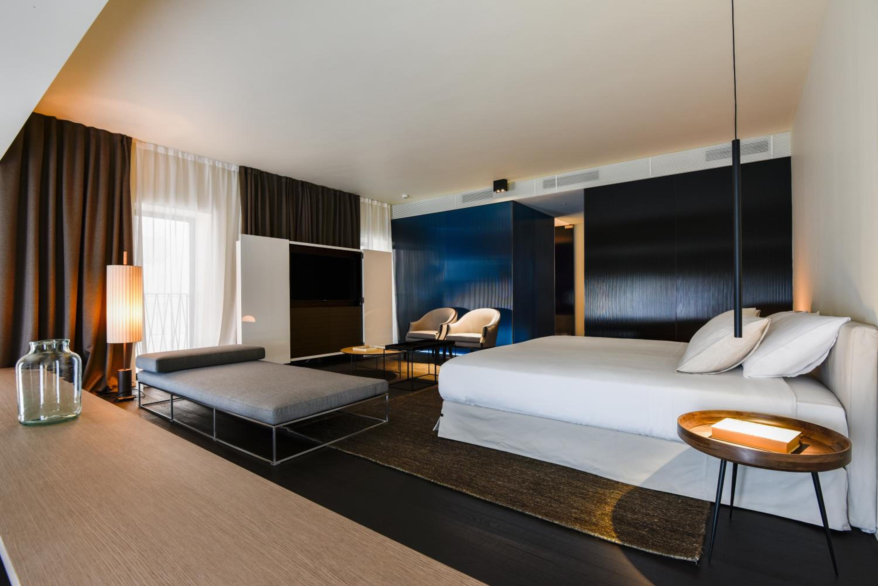 Suite with Lake View - Photo 7