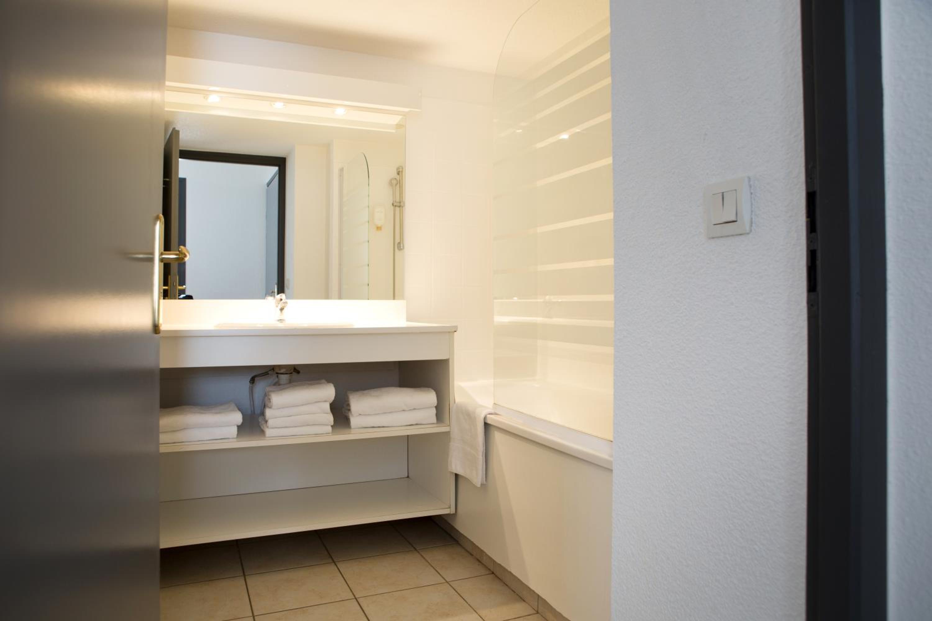 One-Bedroom Apartment (4 Adults) - Photo 3