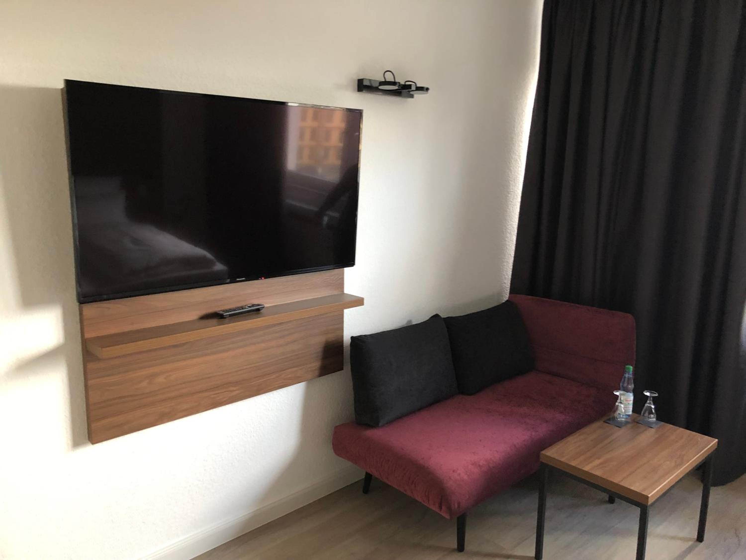 Large Double Room - Photo 4