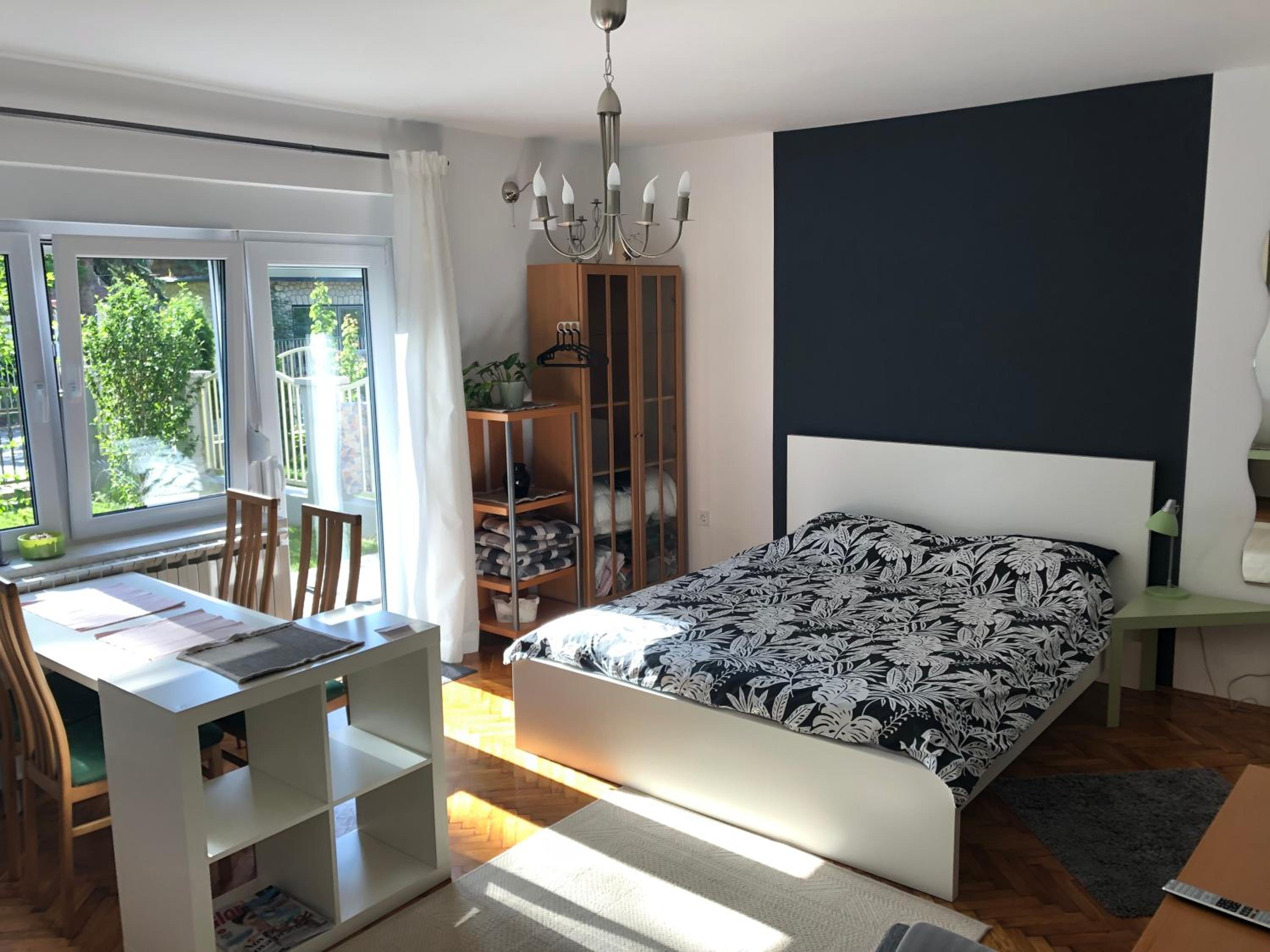 Studio Apartment - Photo 1