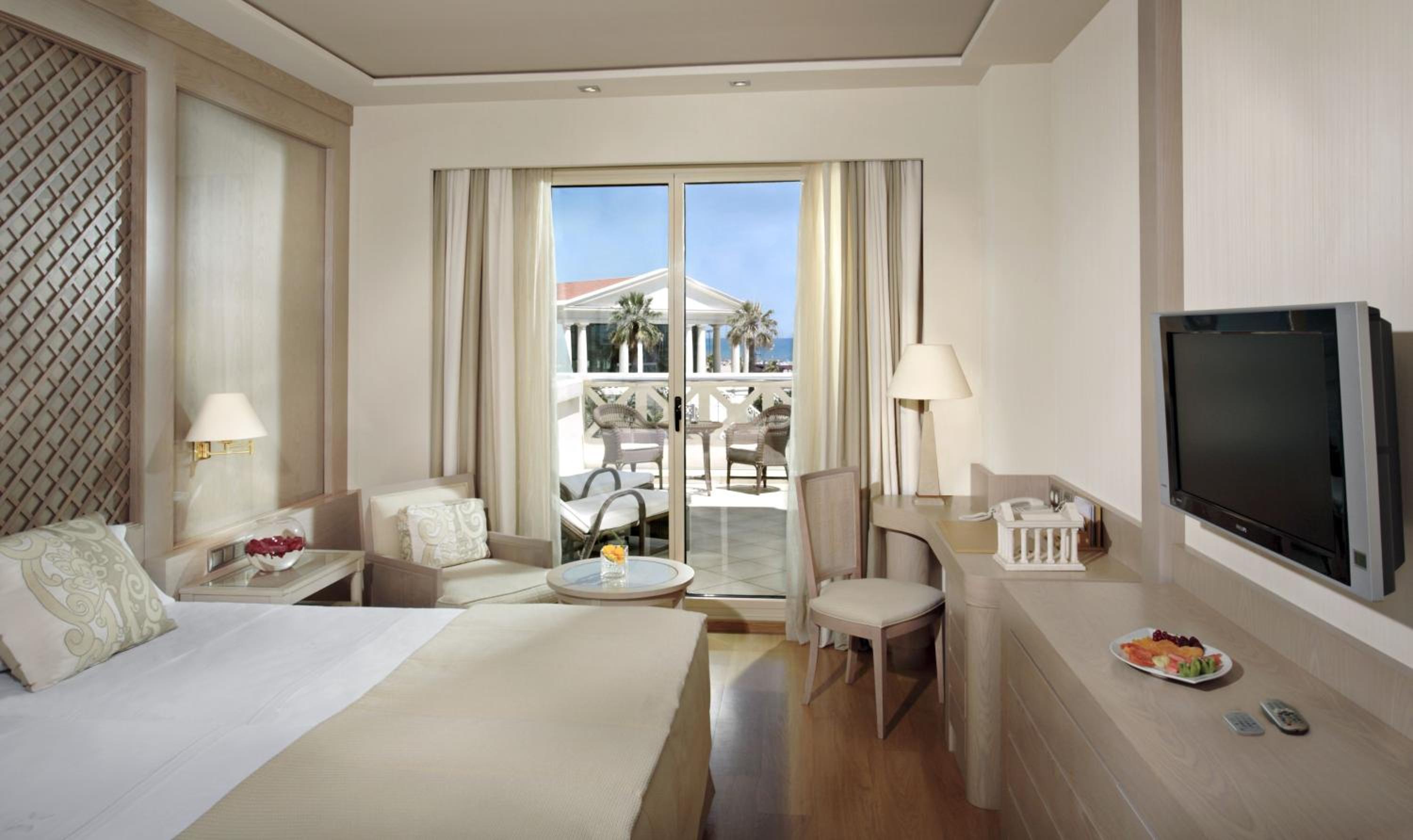 Habitación Doble Deluxe con Vista al Mar y Terraza (2 Adultos + 1 Niño)