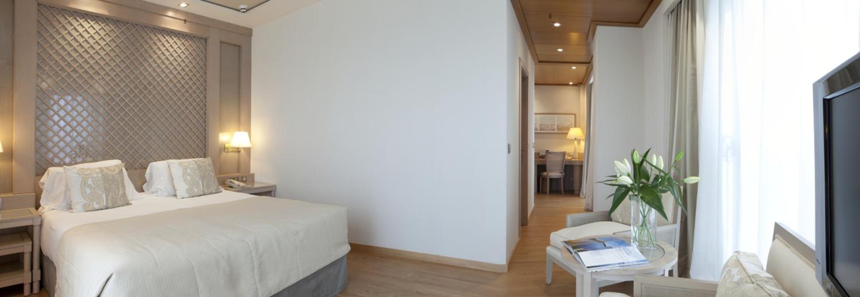 Habitación clásica triple con vista a la ciudad.