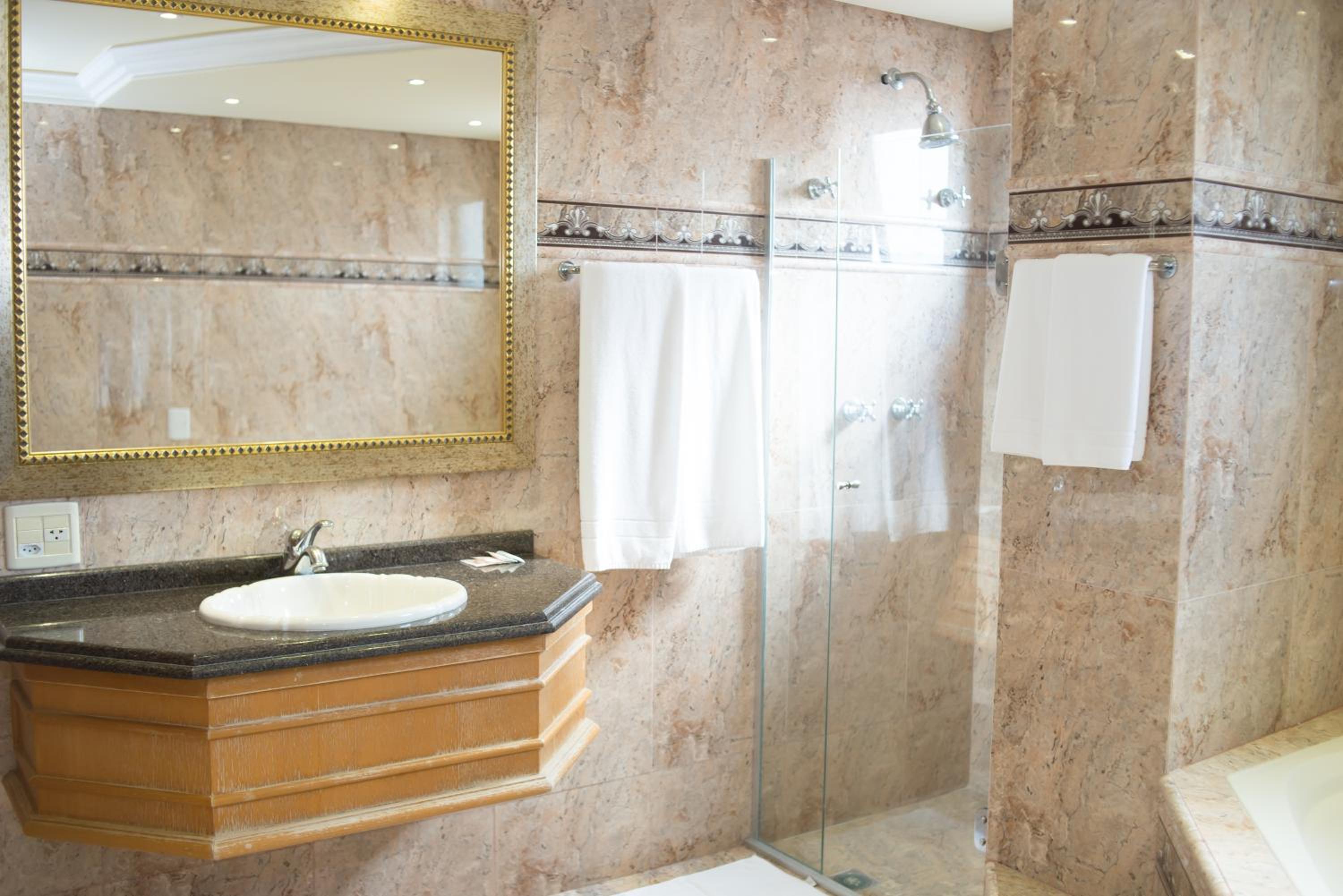 King Suite with Spa Bath photo 3