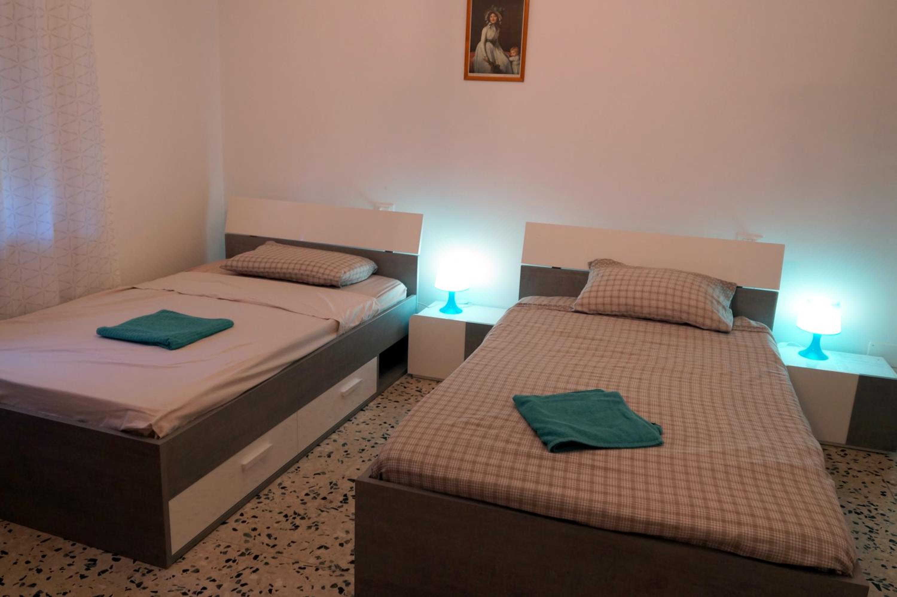 Quadruple Room with Private Bathroom - Photo 20