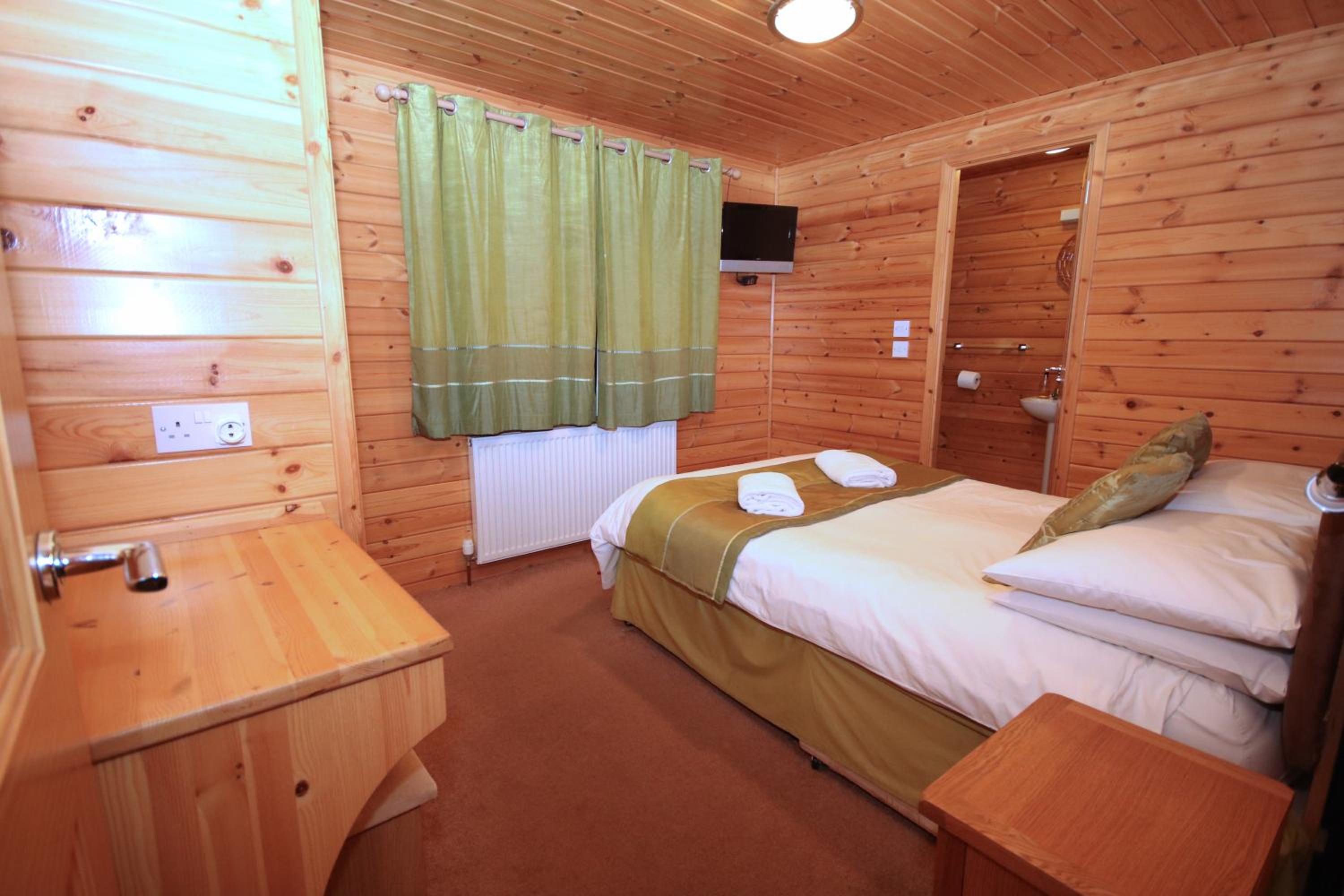 Lodge 6 (Superior +), Sleeps 6, Hot Tub, Pet Friendly.