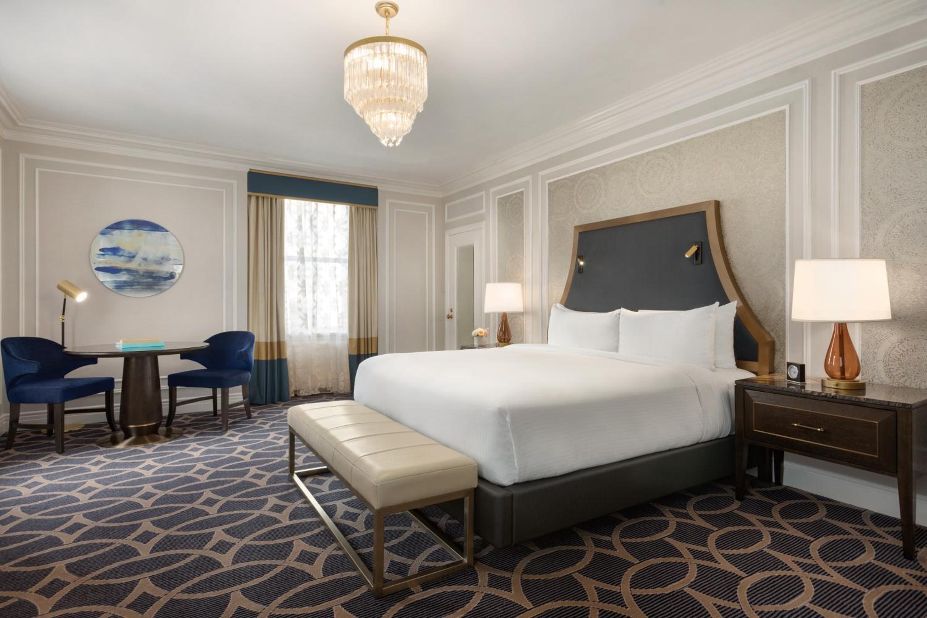 Fairmont Gold Signature King Room thumbnail 5