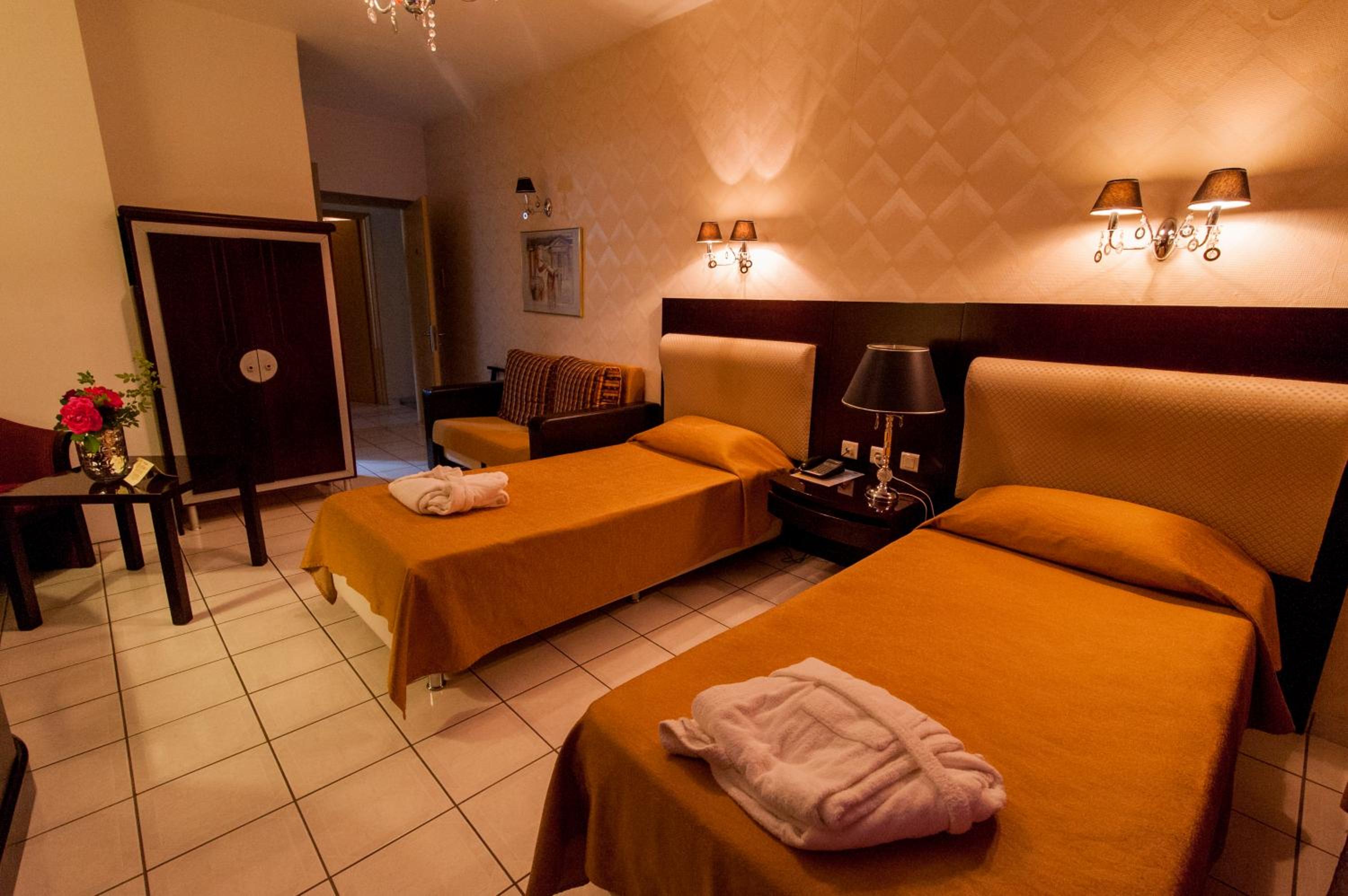 Double or Twin Room - Photo 9