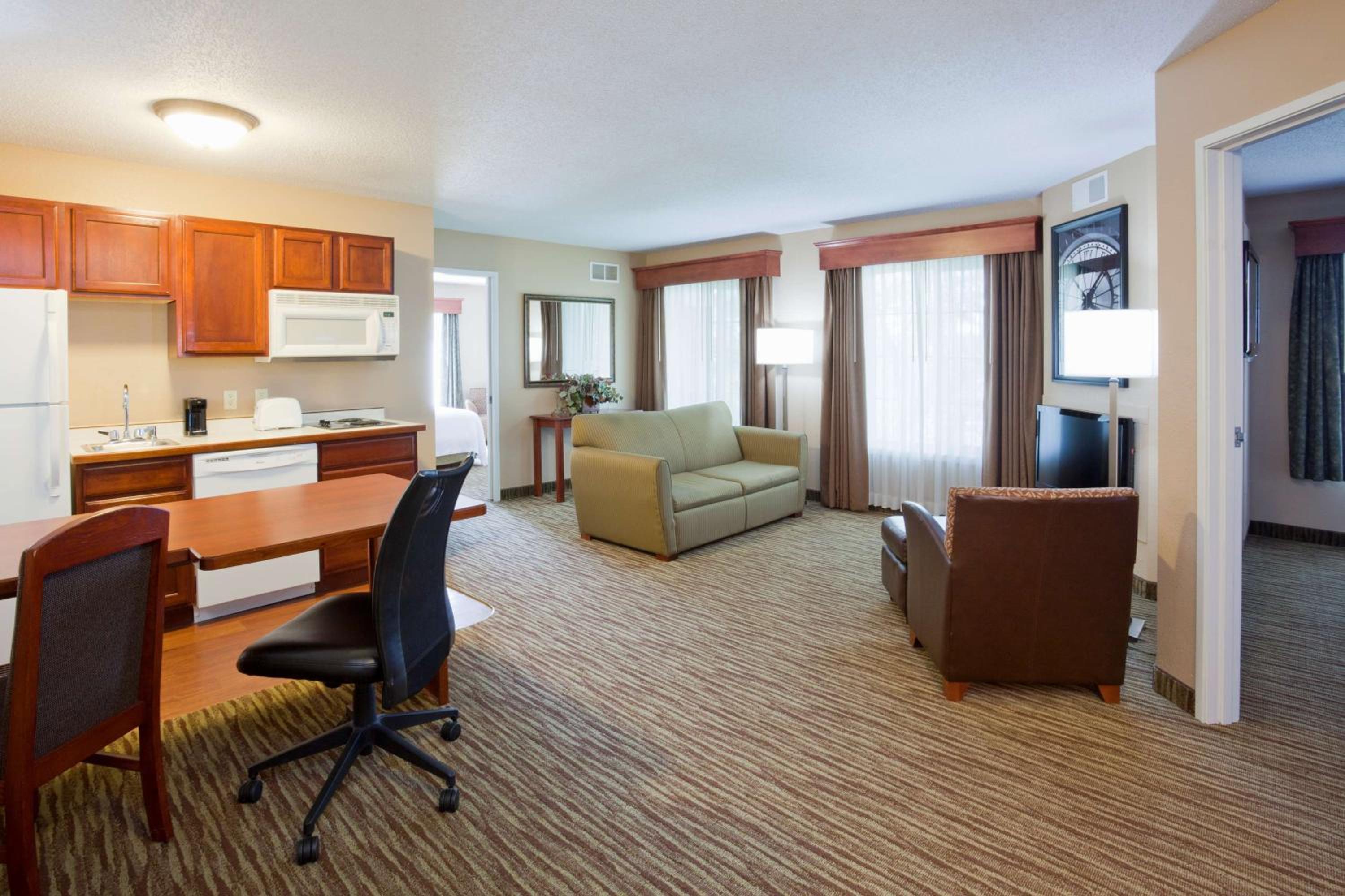 Suite - Photo 1