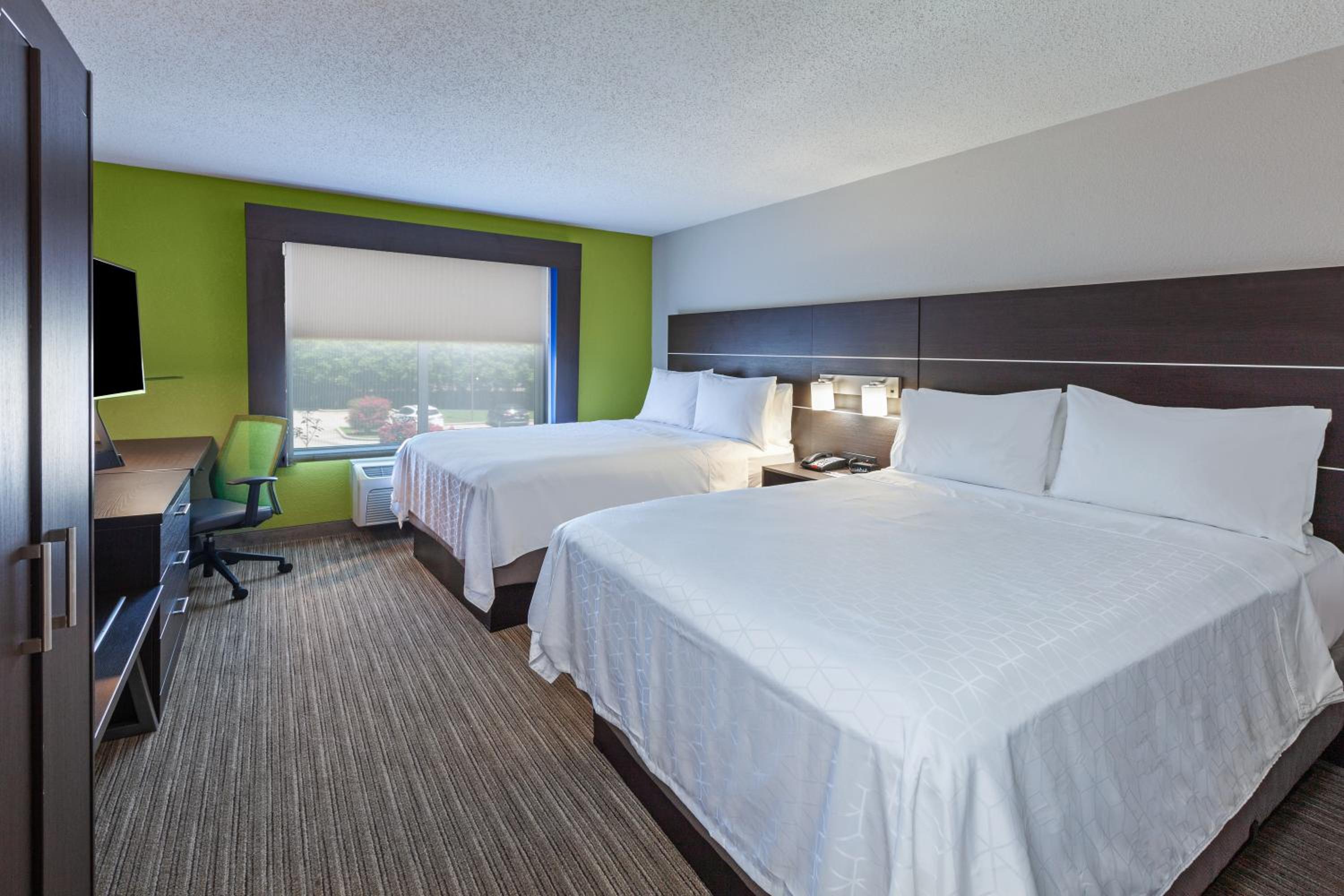 Standard Room with Two Queen Beds - Photo 5