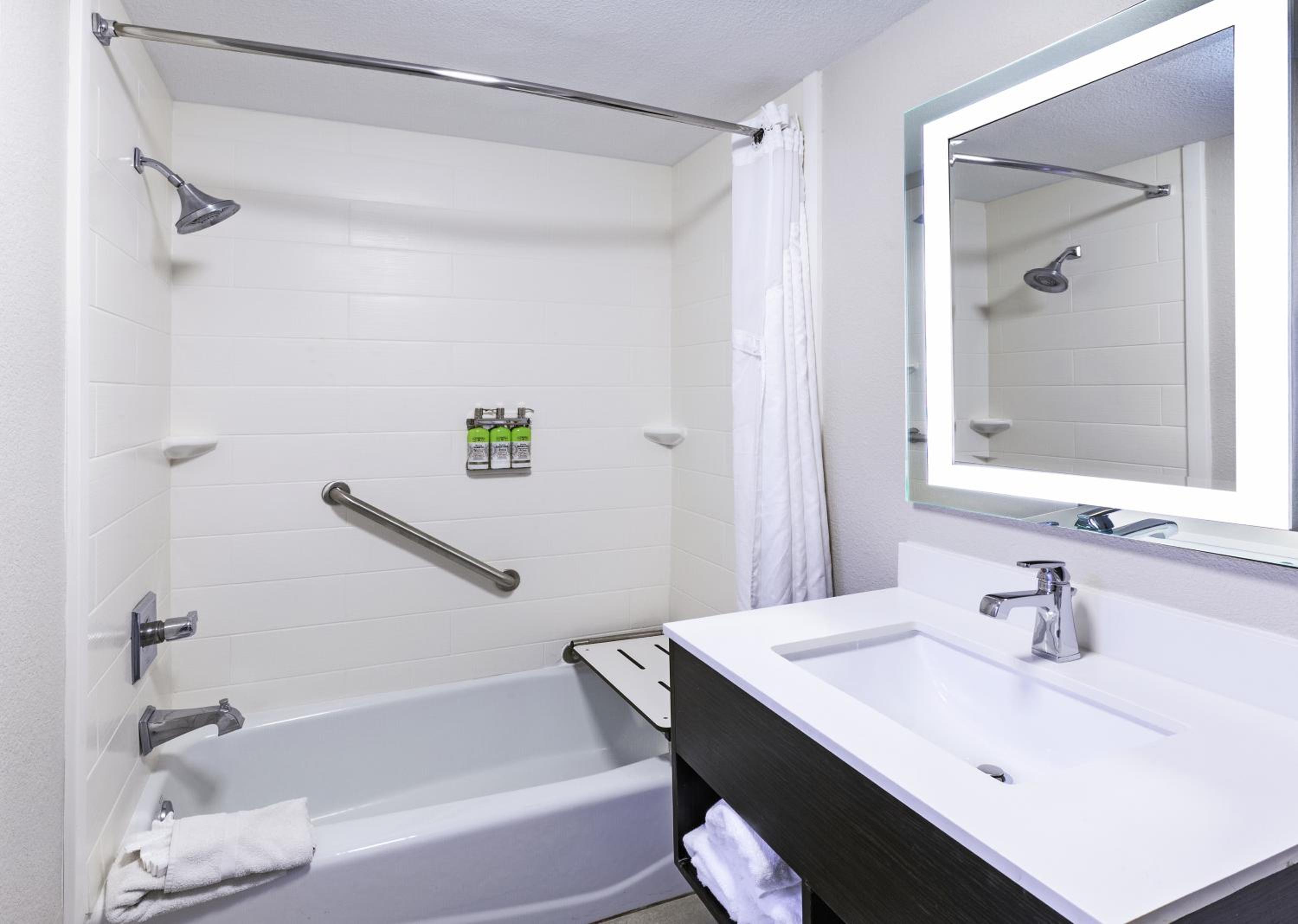 Standard Queen Room with Two Queen Beds and Mobility Accessible Tub - Photo 3