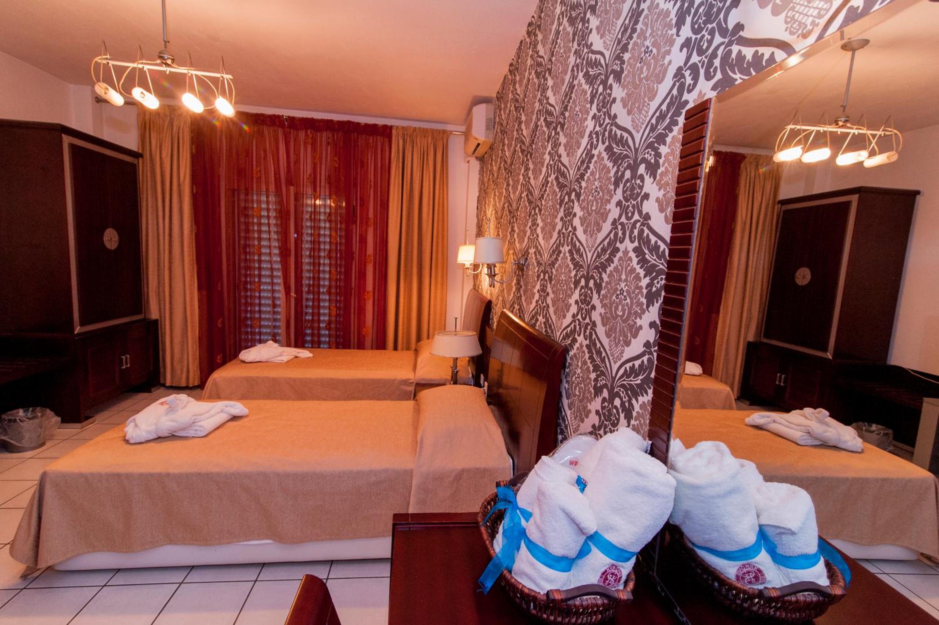 Double or Twin Room - Photo 5