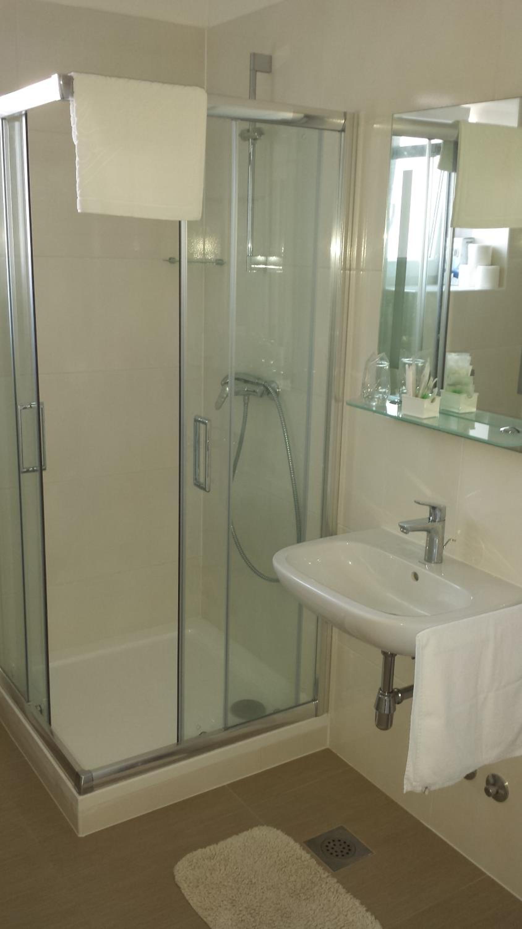 Comfort Two-Bedroom Apartment with Balcony and Sea View photo 3
