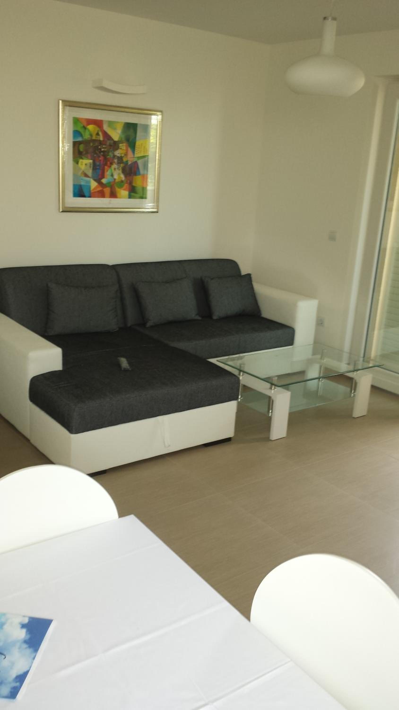 Comfort Two-Bedroom Apartment with Balcony - Photo 2