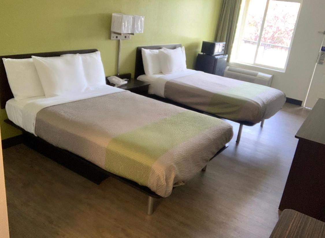 Deluxe Queen Room with Two Queen Beds - Non-Smoking photo 2