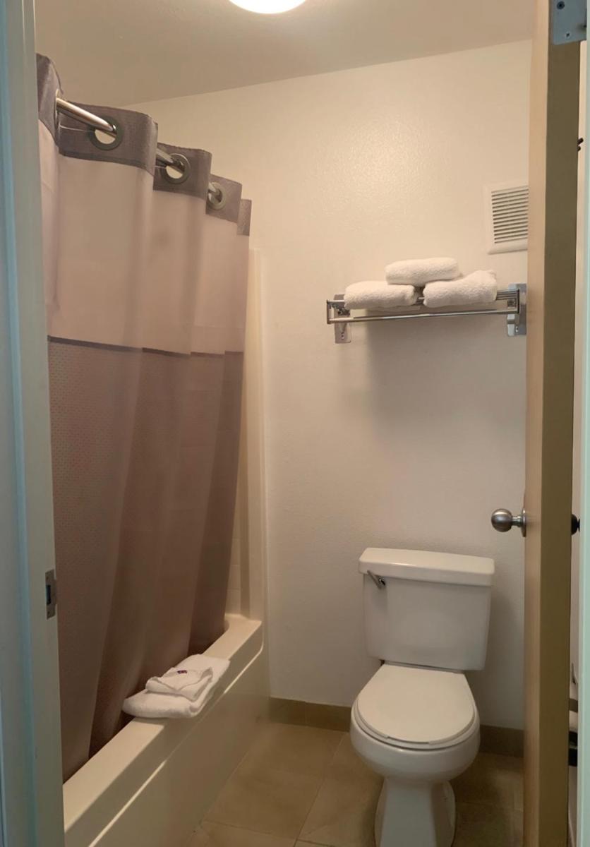 Deluxe Queen Room with Two Queen Beds - Non-Smoking photo 3
