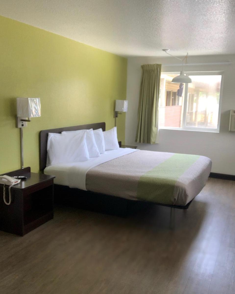 Deluxe King Room - Non-Smoking photo 1