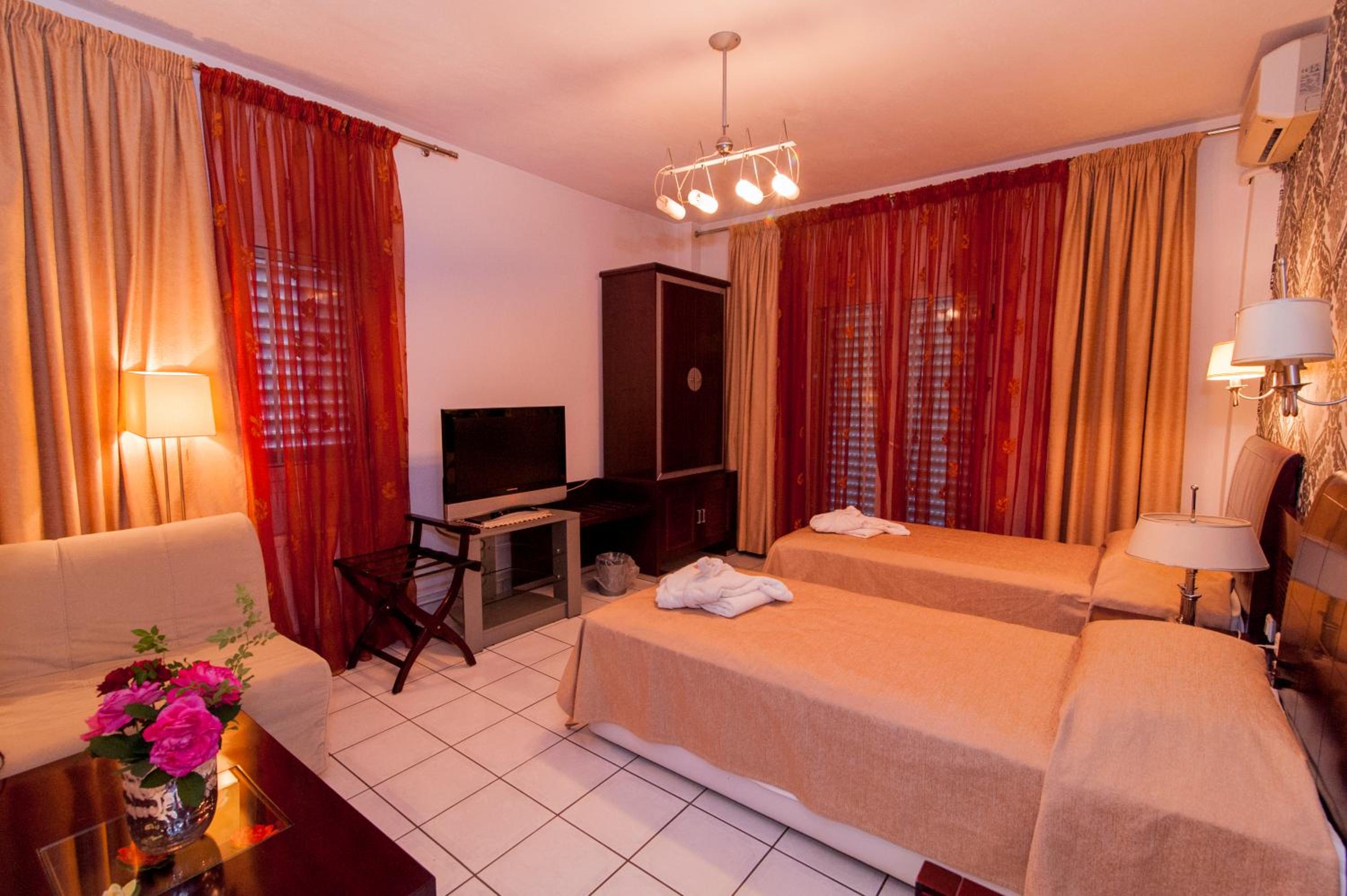 Double or Twin Room - Photo 8