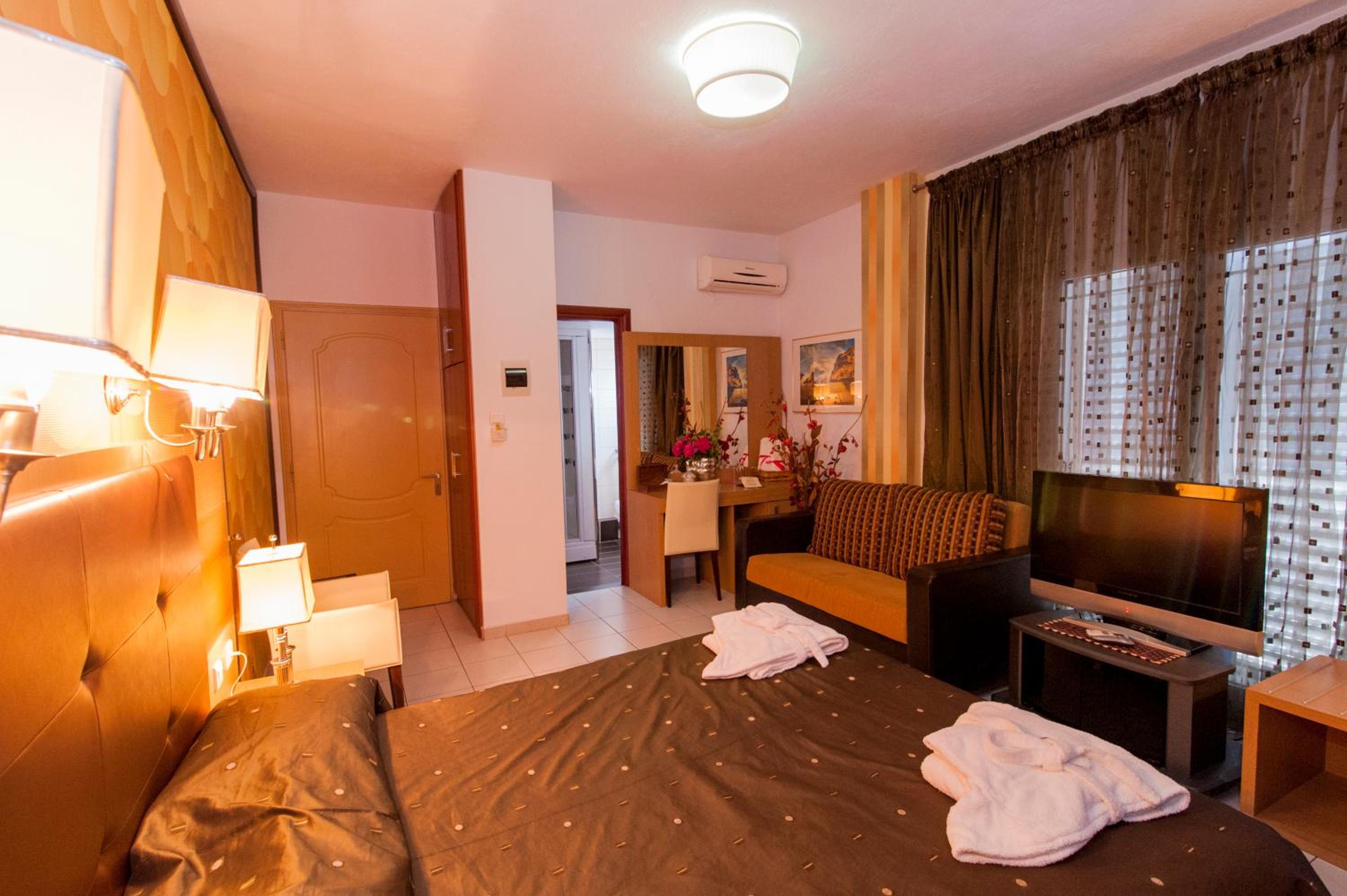 Double or Twin Room - Photo 3