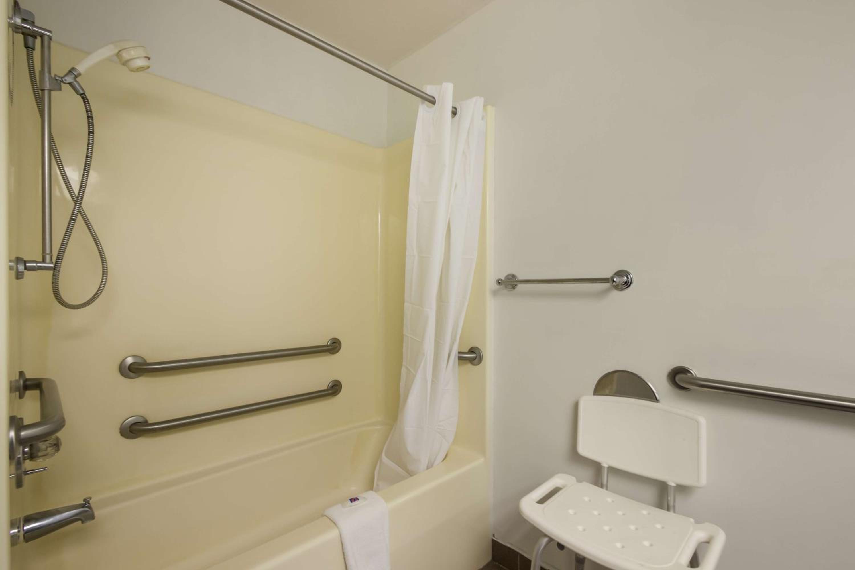 Quadruple Room - Disability Access - Non-Smoking - Photo 3