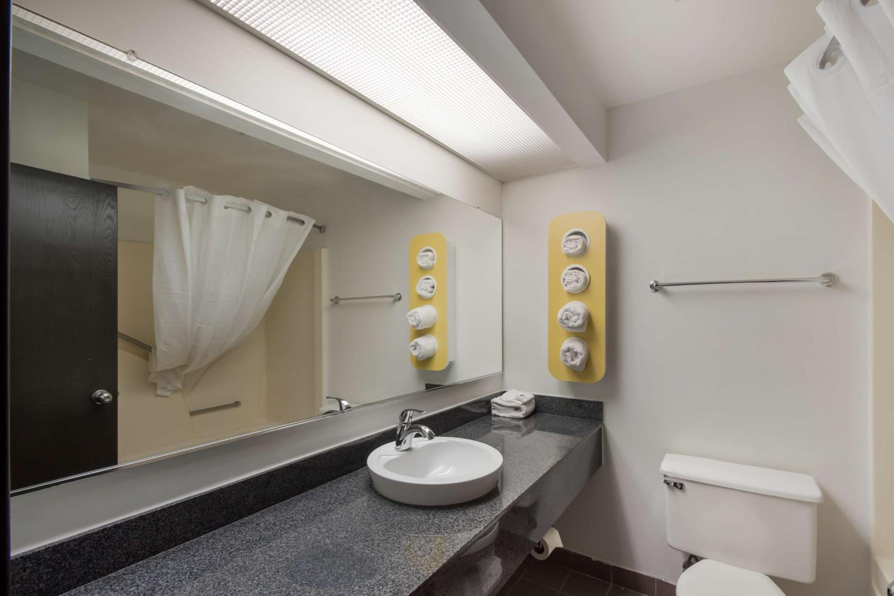 Deluxe Queen Room with Two Queen Beds - Non-Smoking - Photo 3