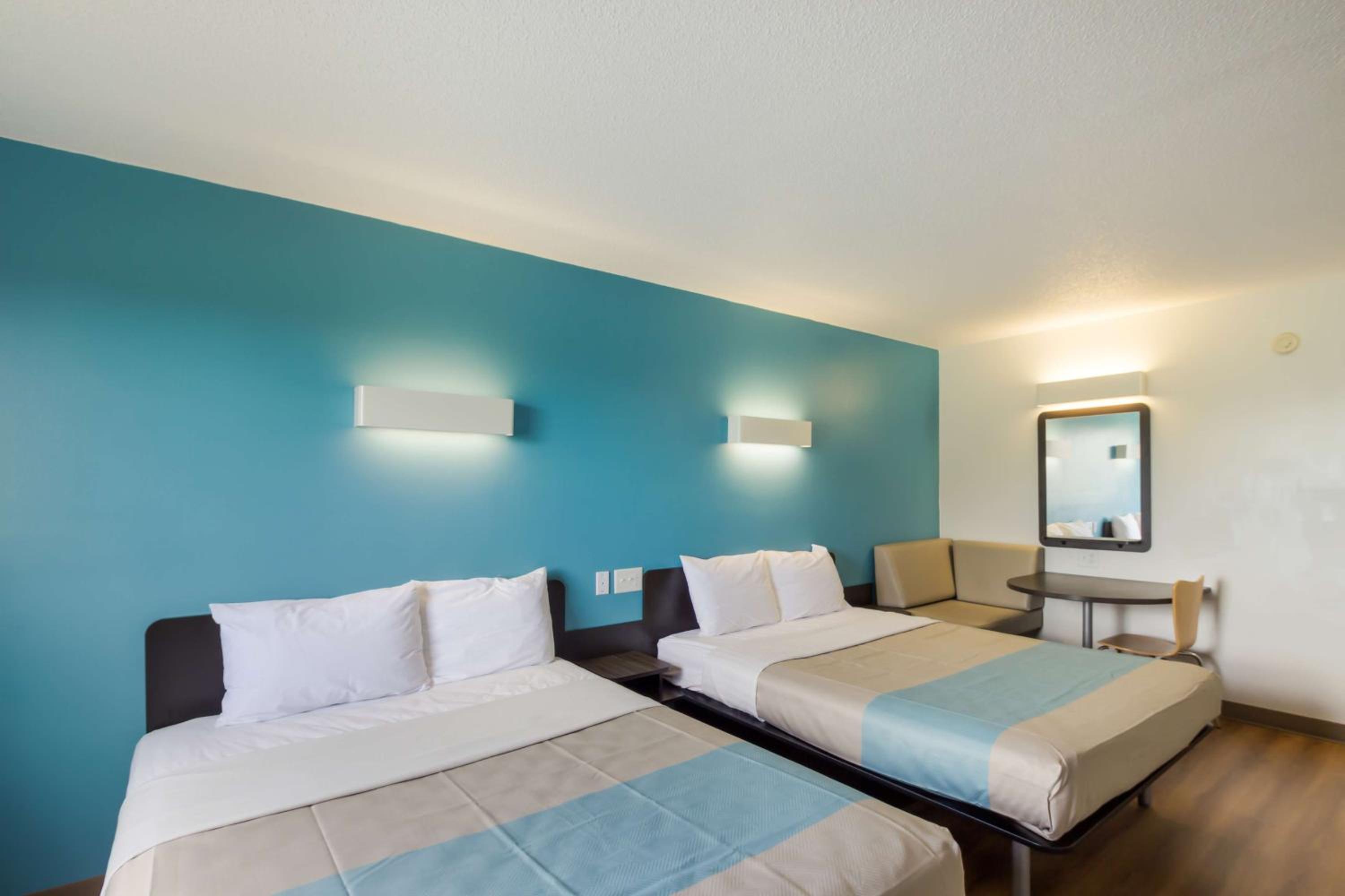 Deluxe Queen Room with Two Queen Beds - Non-Smoking - Photo 5