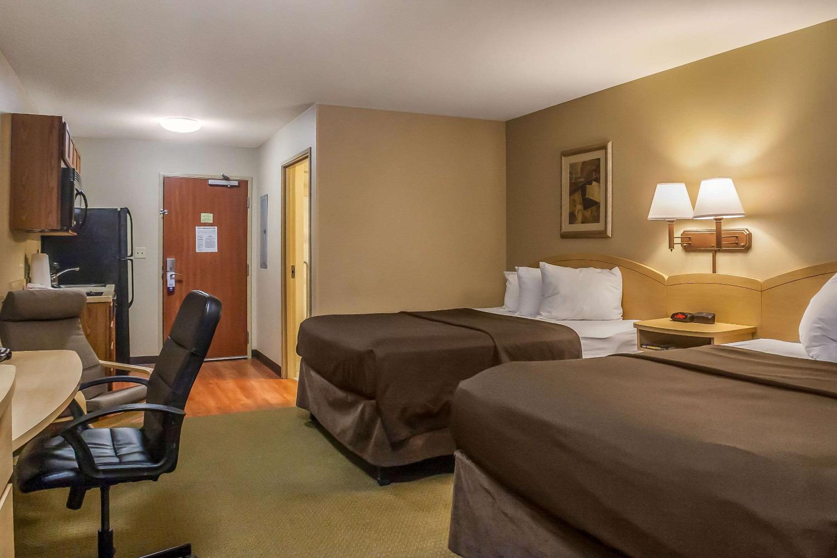 Queen Room with Two Queen Beds - Accessible/Non-Smoking  photo 2