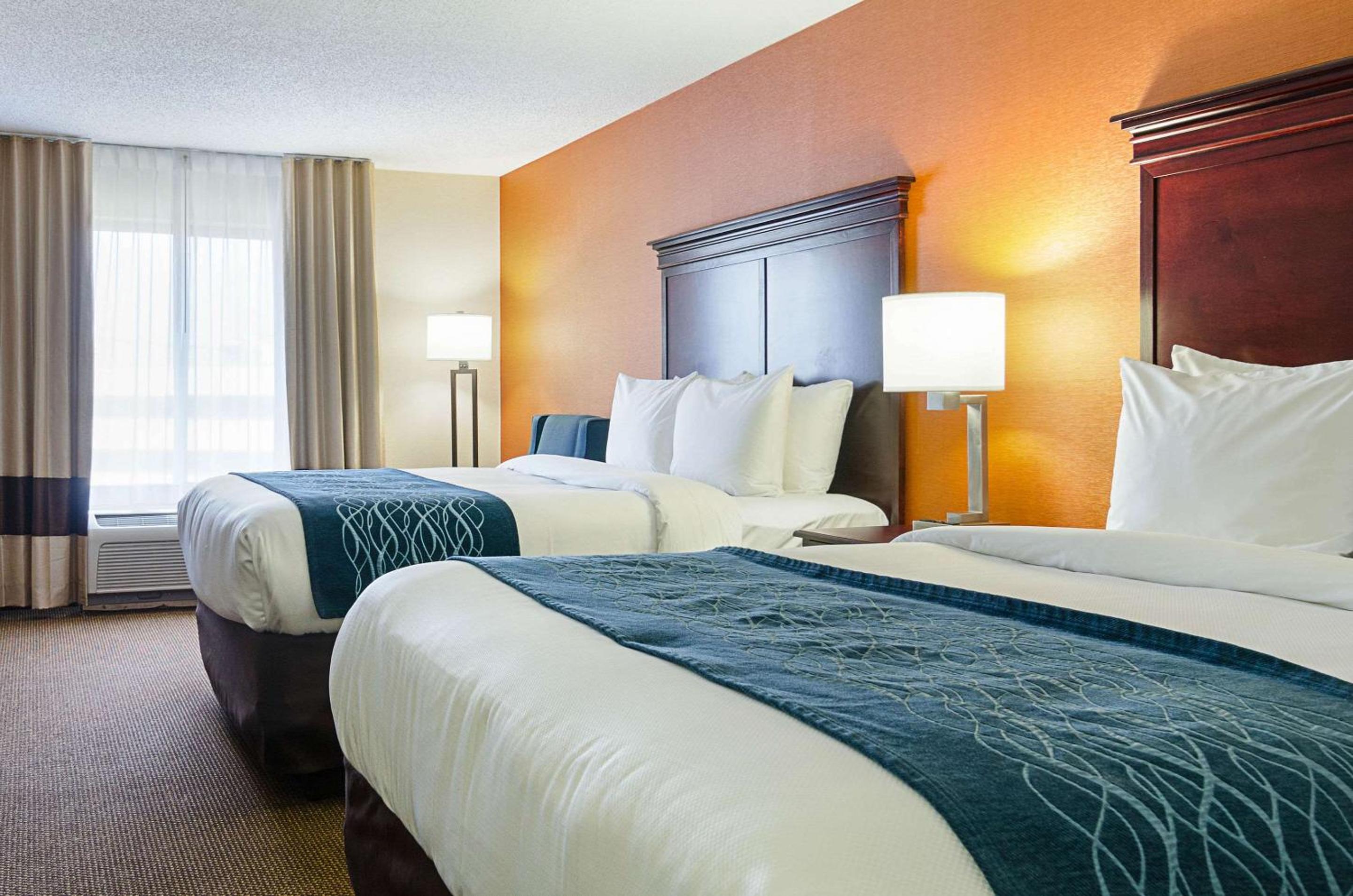 Queen Room with Two Queen Beds - Non-Smoking - Photo 2