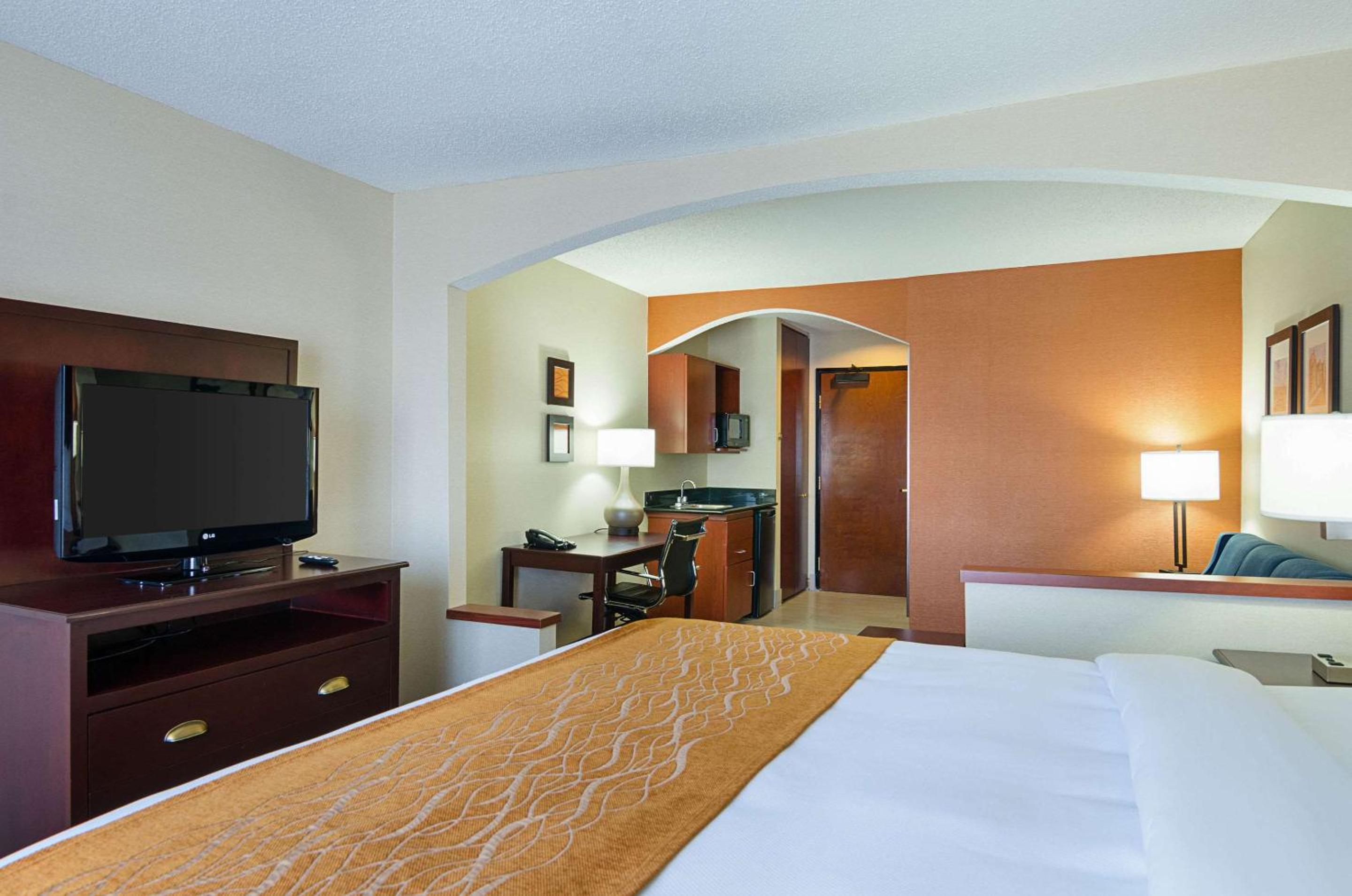 King Suite with Sofa Bed - Non-Smoking - Photo 1