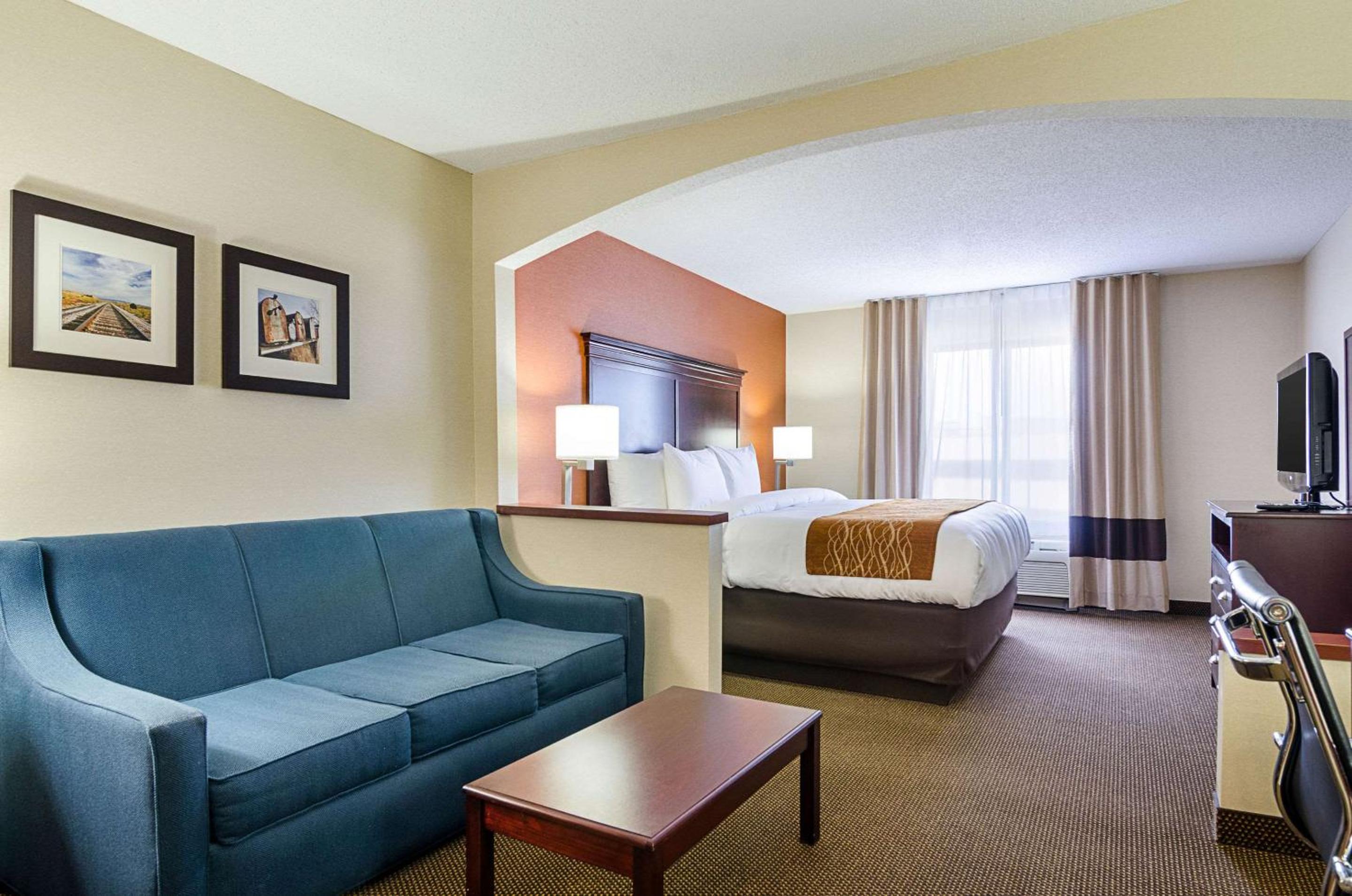 King Suite with Sofa Bed - Non-Smoking - Photo 3