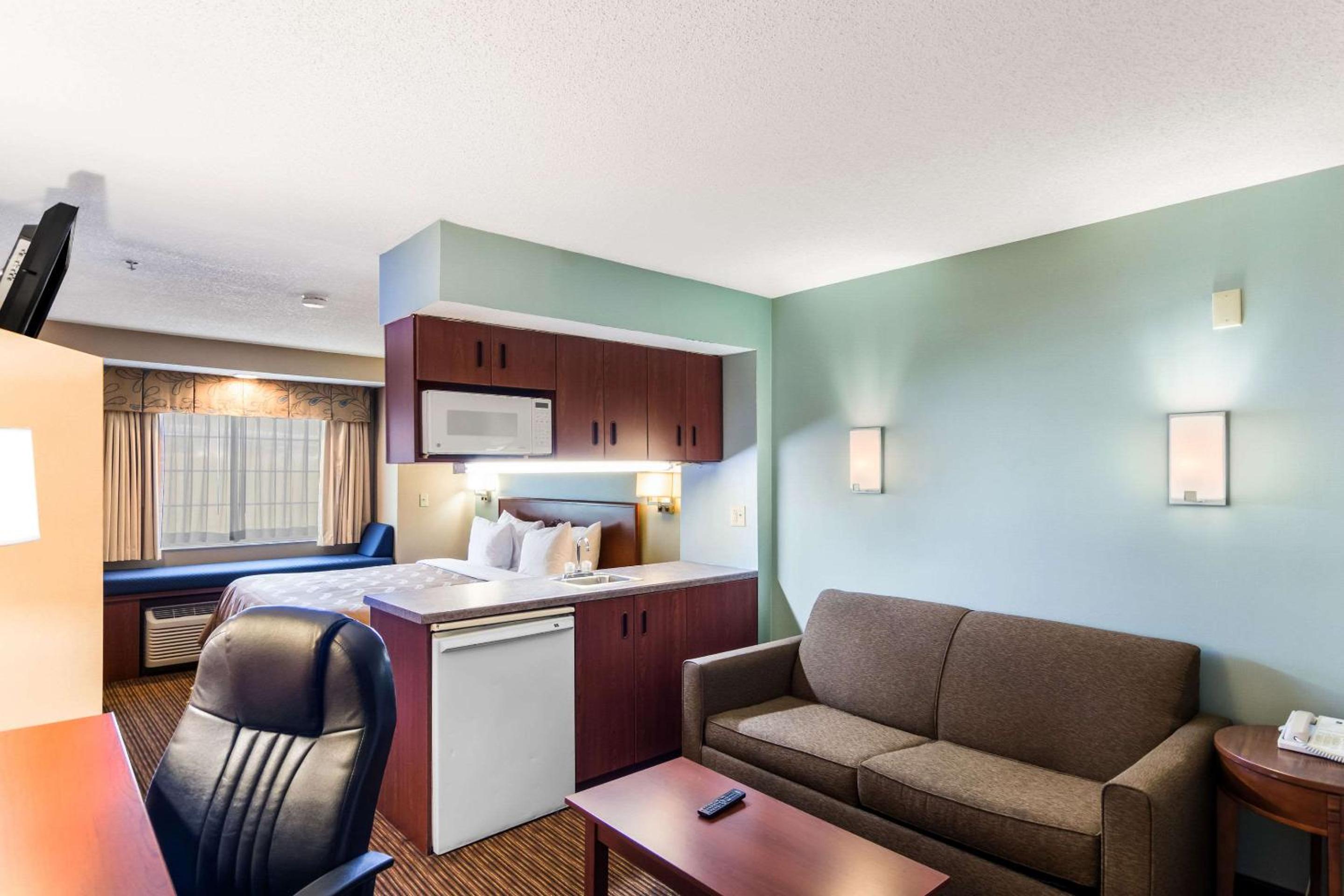 Business King Suite with Sofa Bed - Non-Smoking - Photo 1