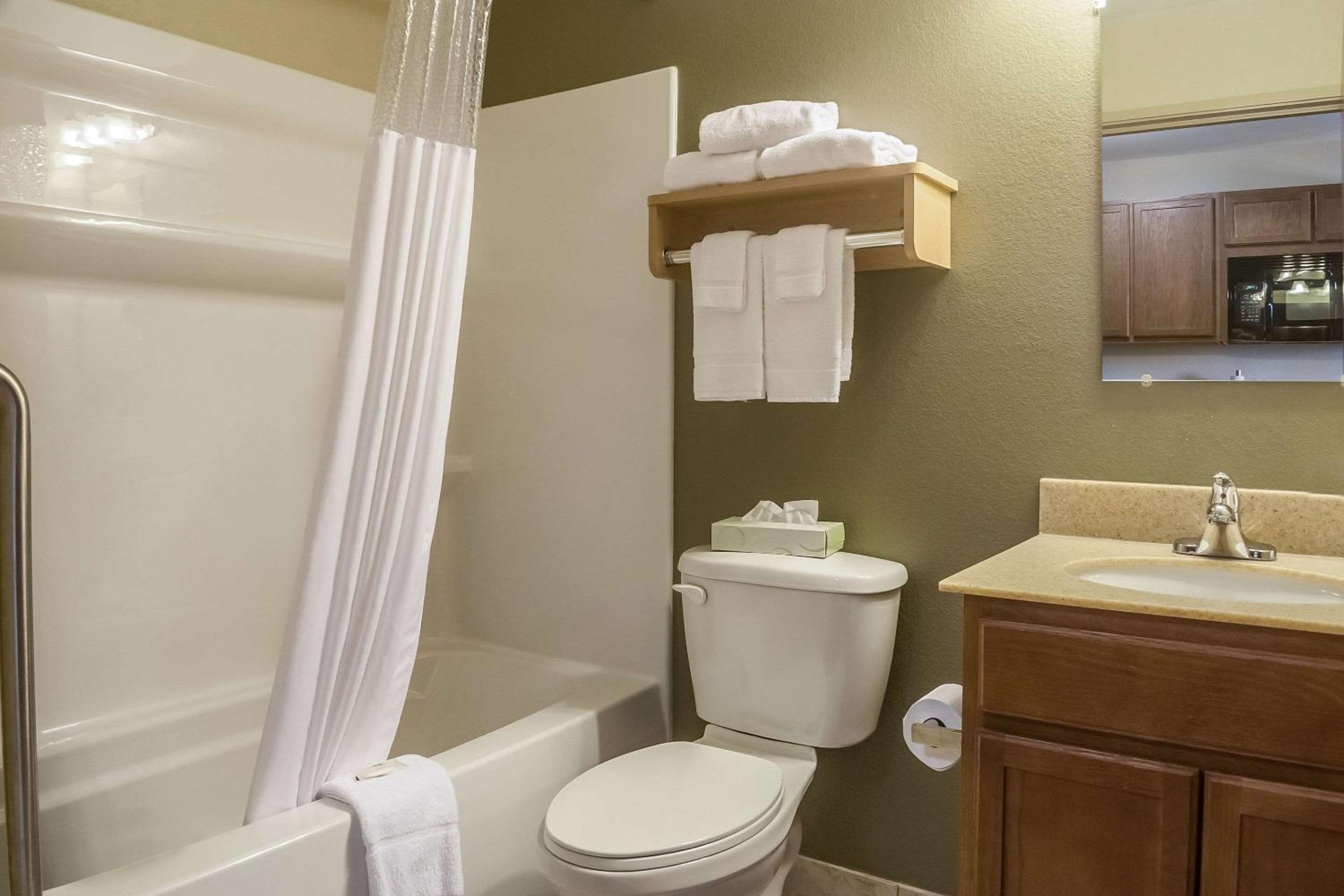 Efficiency Queen Room with Two Queen Beds and Accessible Tub - Accessible/Non-Smoking photo 2