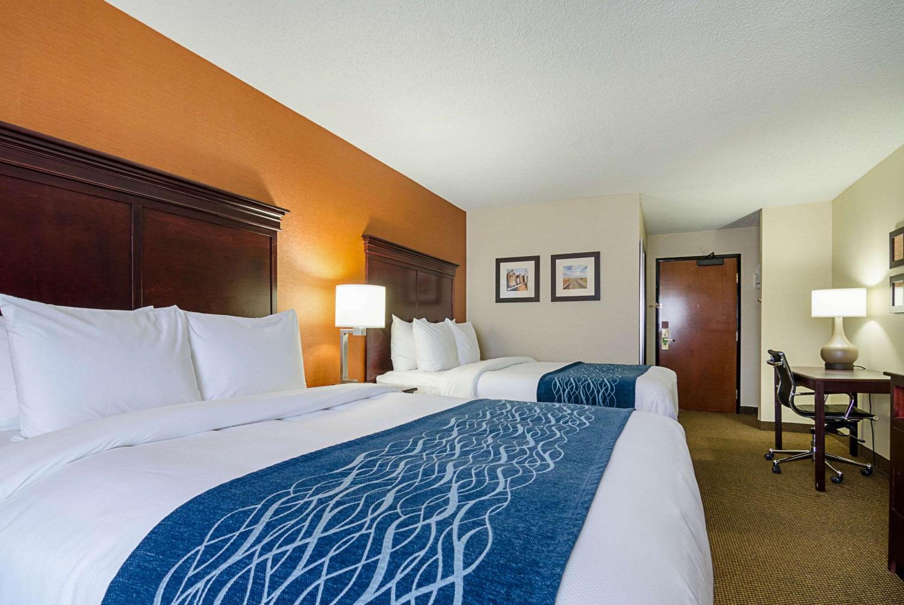 Queen Room with Two Queen Beds - Non-Smoking - Photo 1