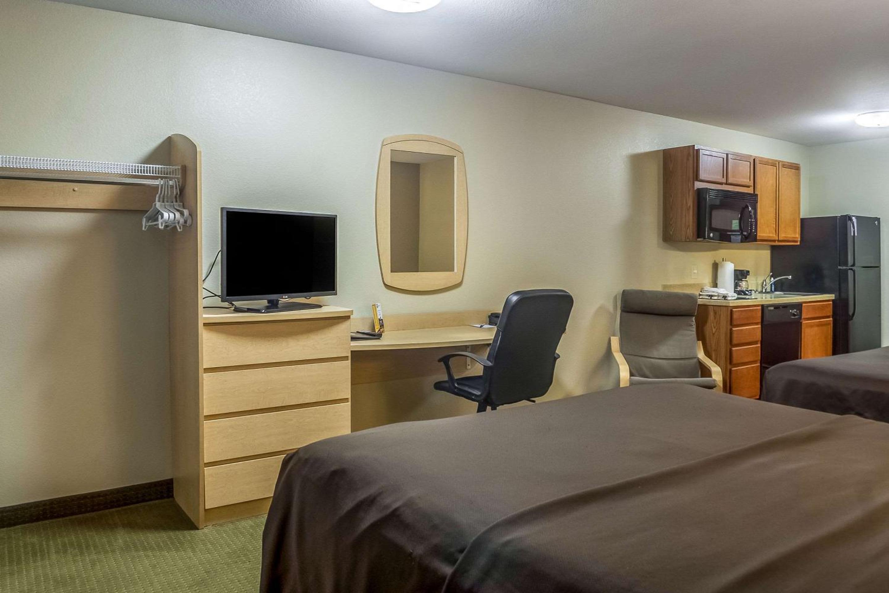 Queen Room with Two Queen Beds - Accessible/Non-Smoking  photo 3
