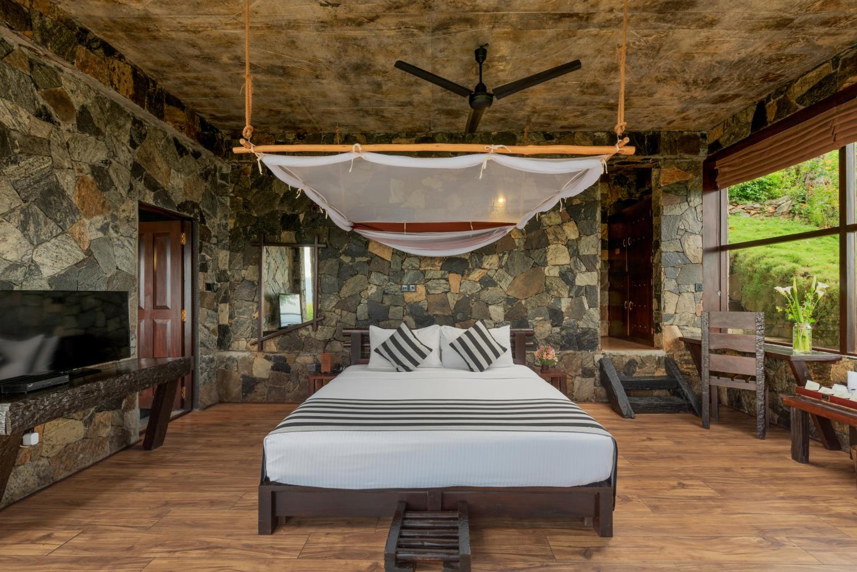 Royal Deluxe with Roll-out Bed photo 2