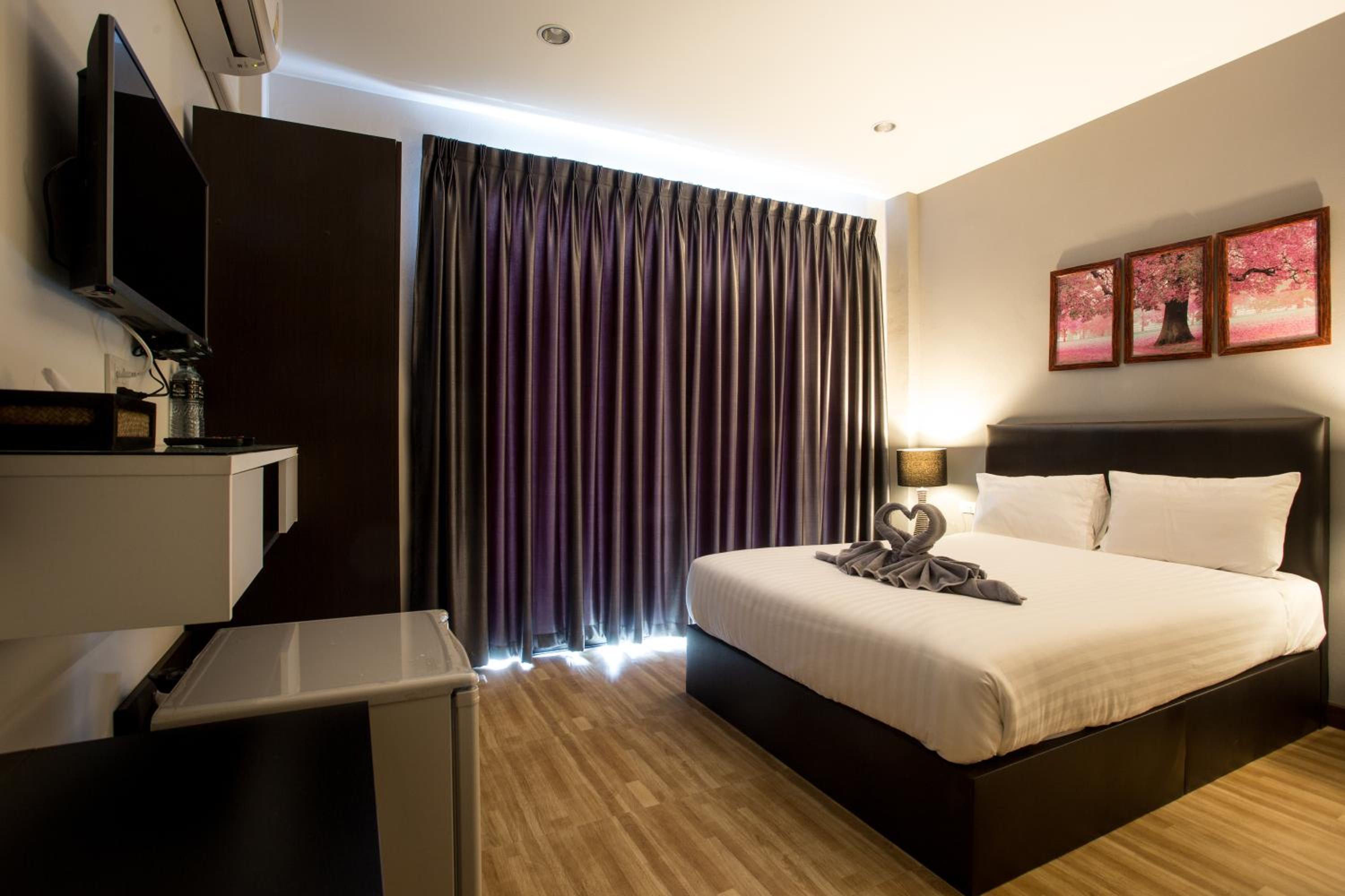 Deluxe Queen Room - Photo 22
