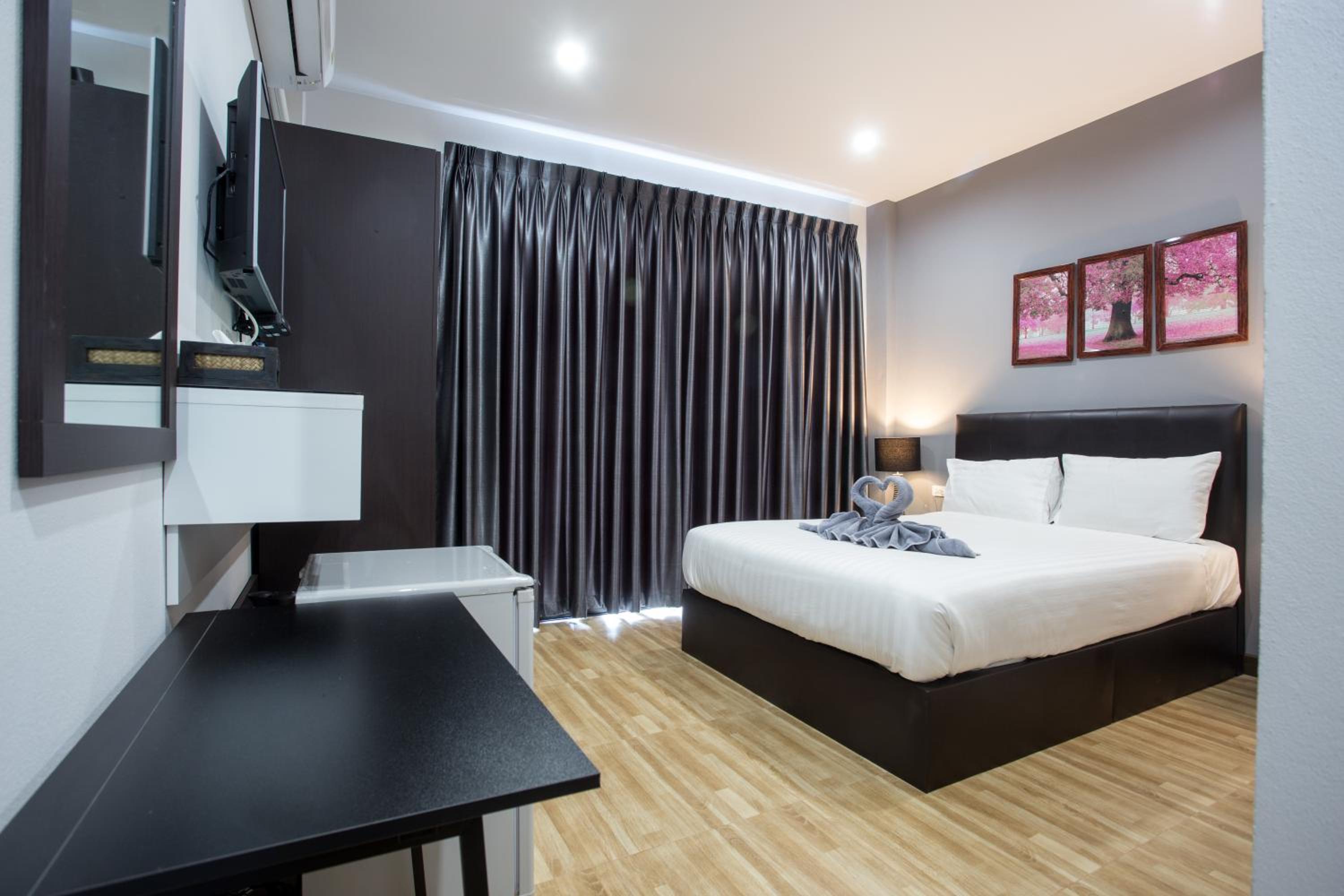 Deluxe Queen Room - Photo 21