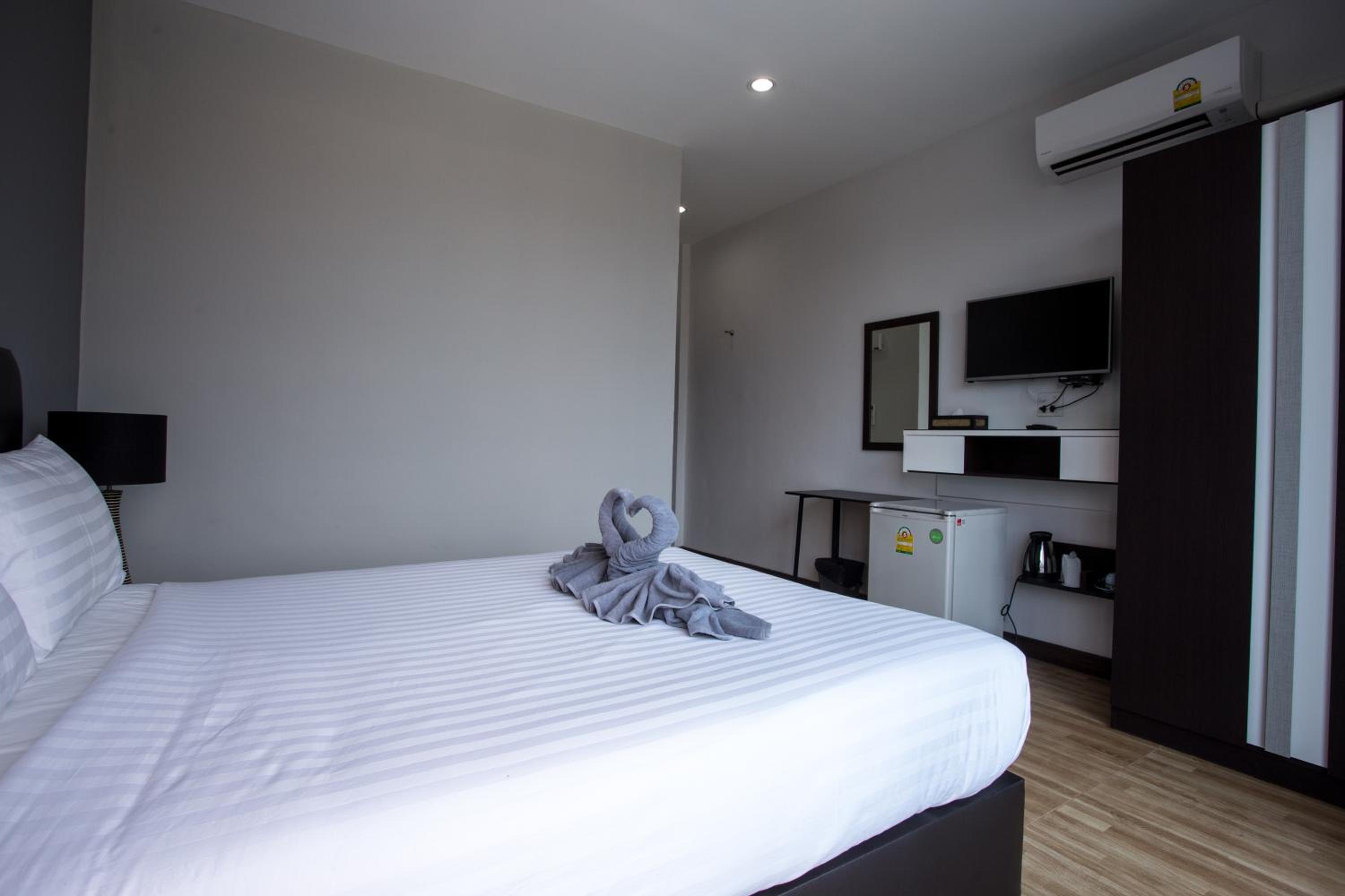 Deluxe Queen Room - Photo 20