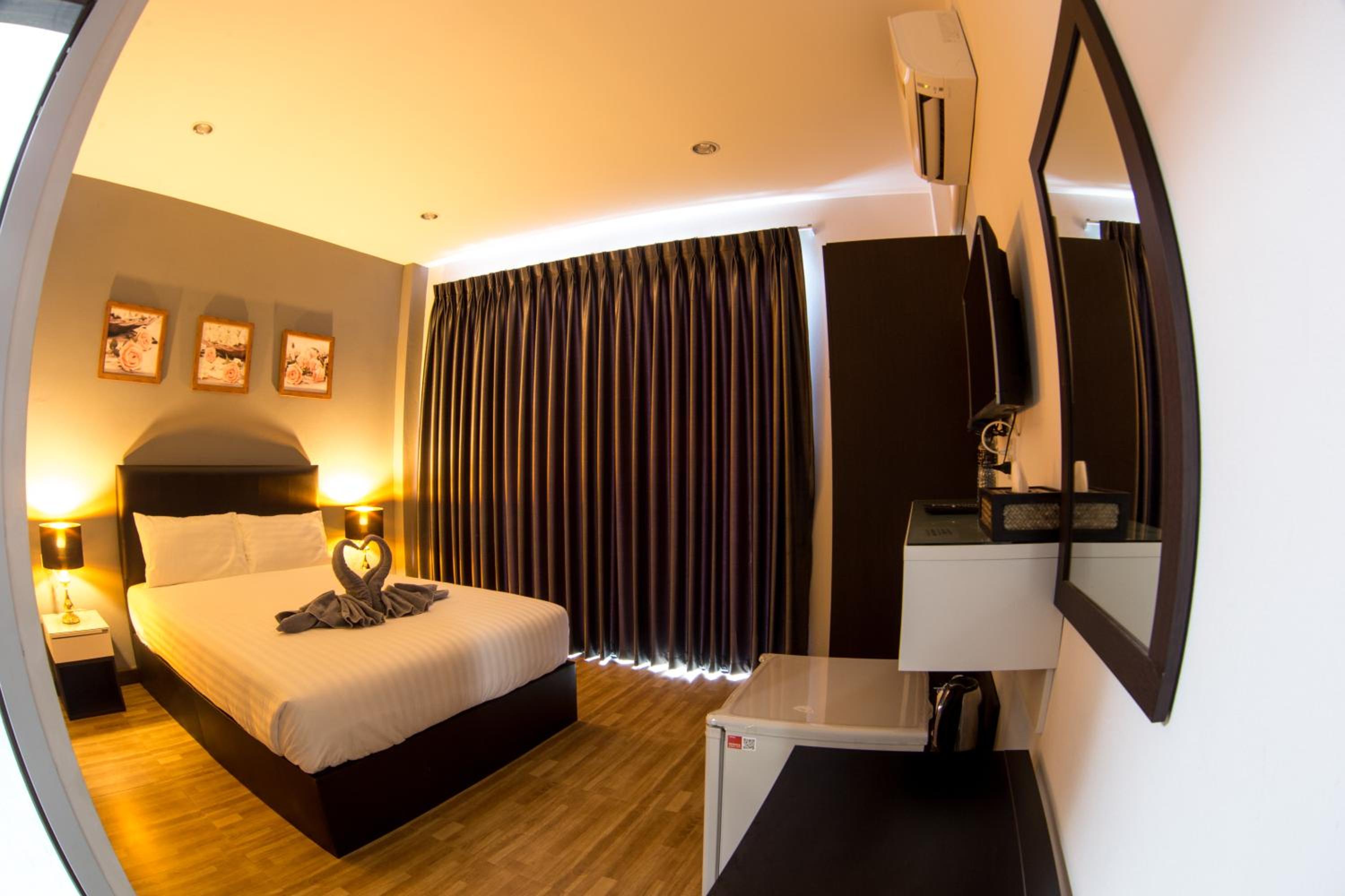 Deluxe Queen Room - Photo 19