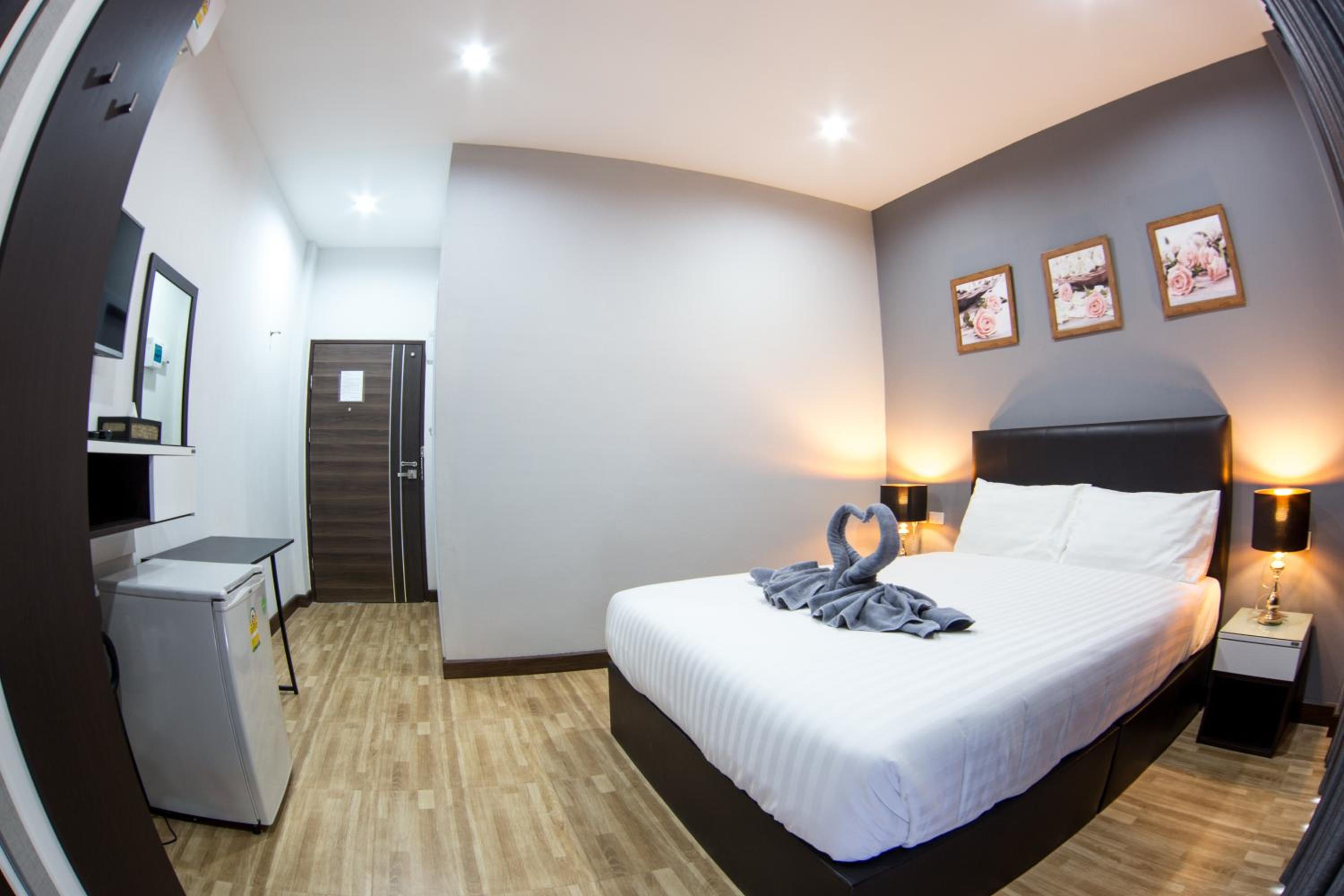 Deluxe Queen Room - Photo 18