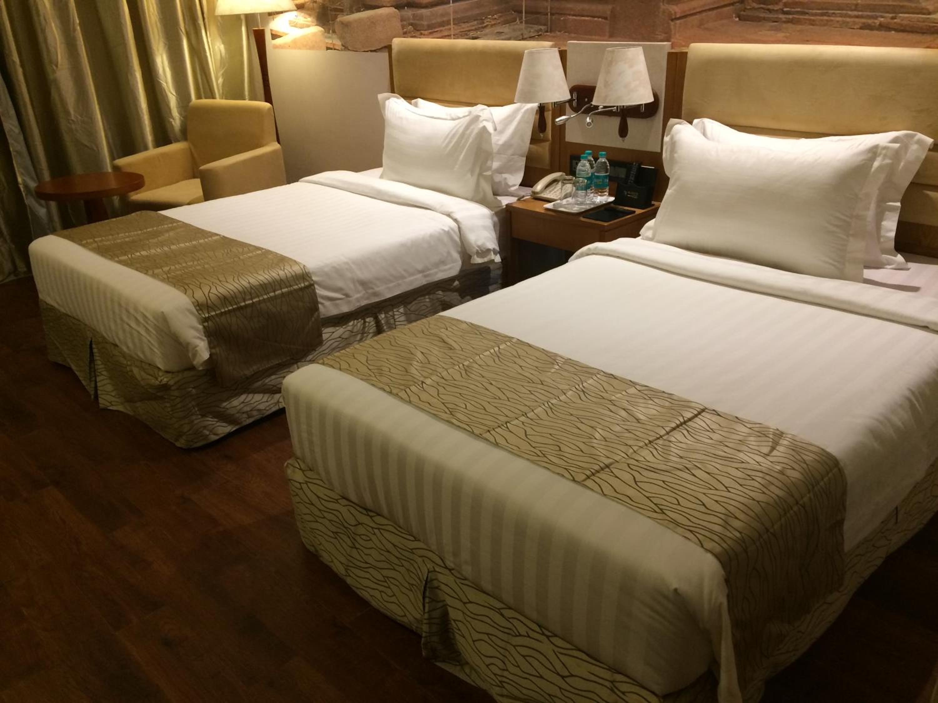 Deluxe Twin / King Room  - Photo 9